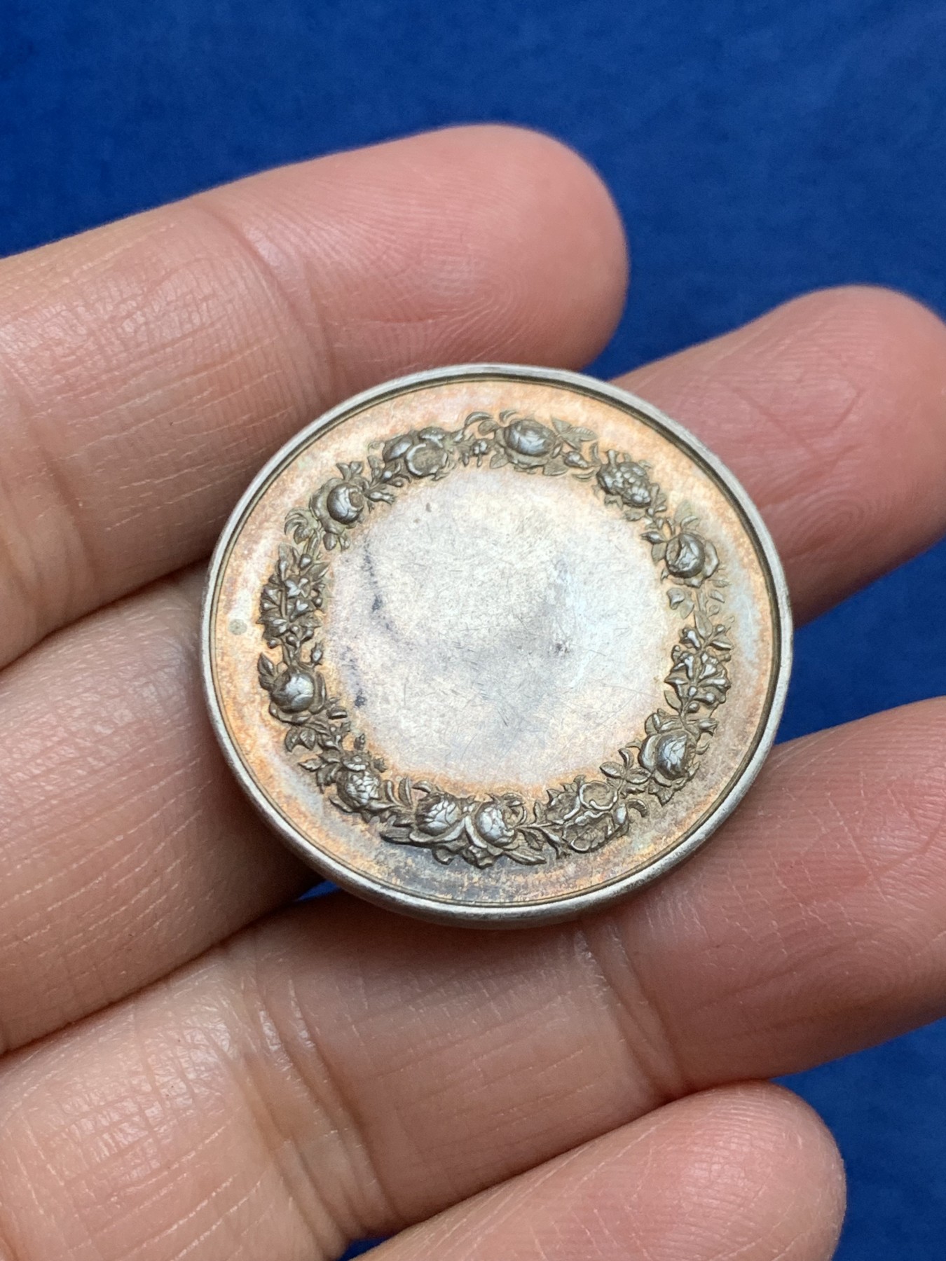 《竞宝斋》第240场-周日，周一 年终尾场 (全场包邮) 法国结婚纪念银章 少见品种 直径：30 毫米  重量：12克  边铭：丰饶角＋银标