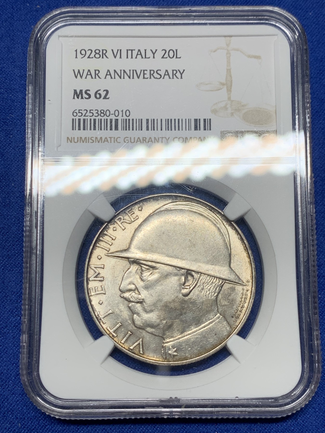 《竞宝斋》第240场-周日，周一 年终尾场 (全场包邮) NGC-MS62 意大利1928年一战纪念20里拉大银 经典大钢盔 原味包浆 热门品种 难得的品相