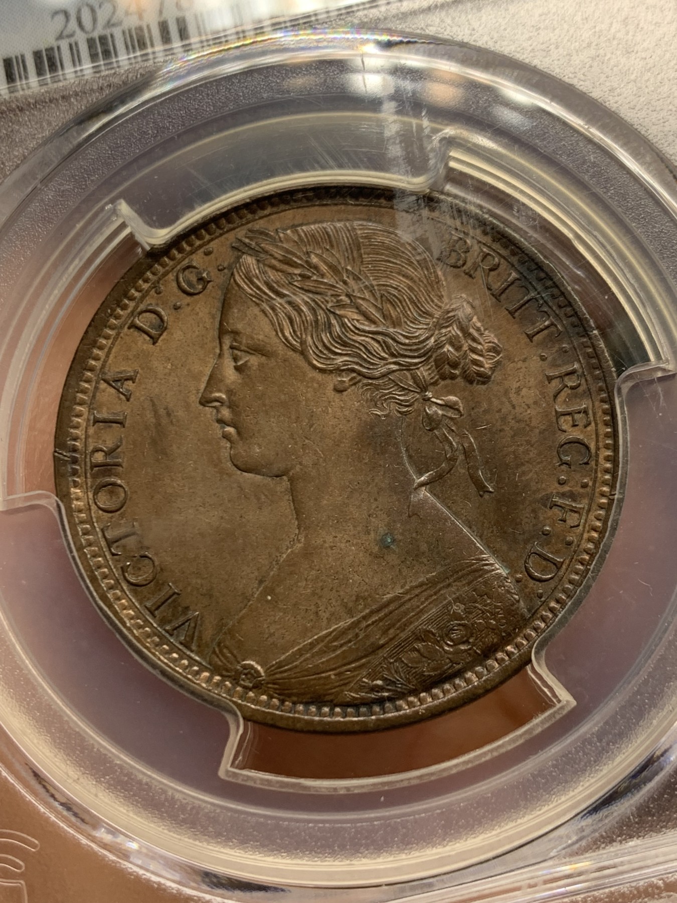 《竞宝斋》第240场-周日，周一 年终尾场 (全场包邮) PCGS-MS63BN 1862年英国维多利亚女王1便士铜币，少妇版。细节最精细的一版便士，盒子轻微模糊，底板打制优异，发丝堪称纤毫毕现，小维优雅动人。大英帝国国力巅峰之作。