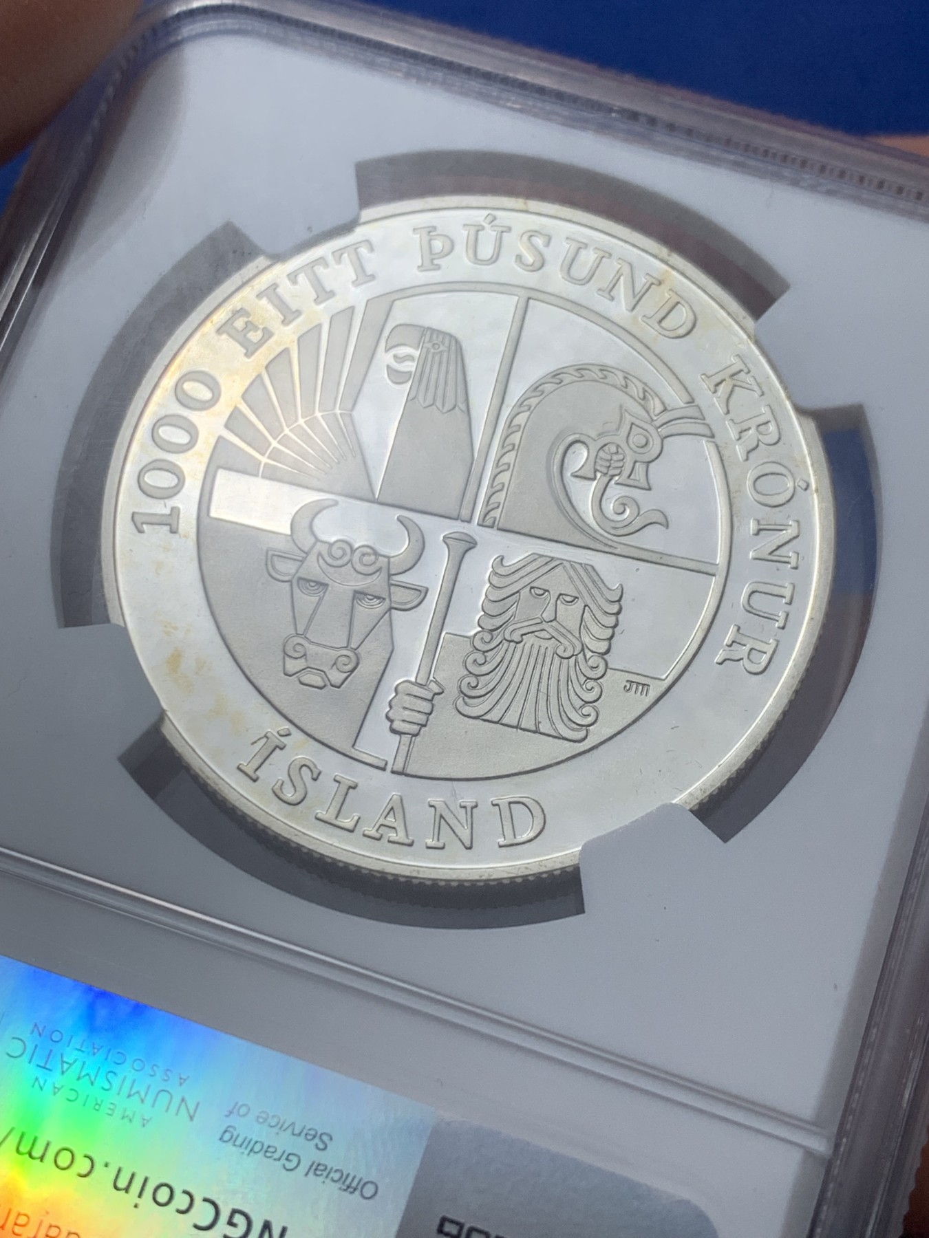《竞宝斋》第240场-周日，周一 年终尾场 (全场包邮) NGC-PF69UC 冰岛2000年埃里克森发现美洲大陆1000克朗精制银币，和美国埃里克森纪念银币共同联合发行，克劳斯获奖币-最佳历史意义、最佳硬币双项大奖。PROOF精制币，状态好。