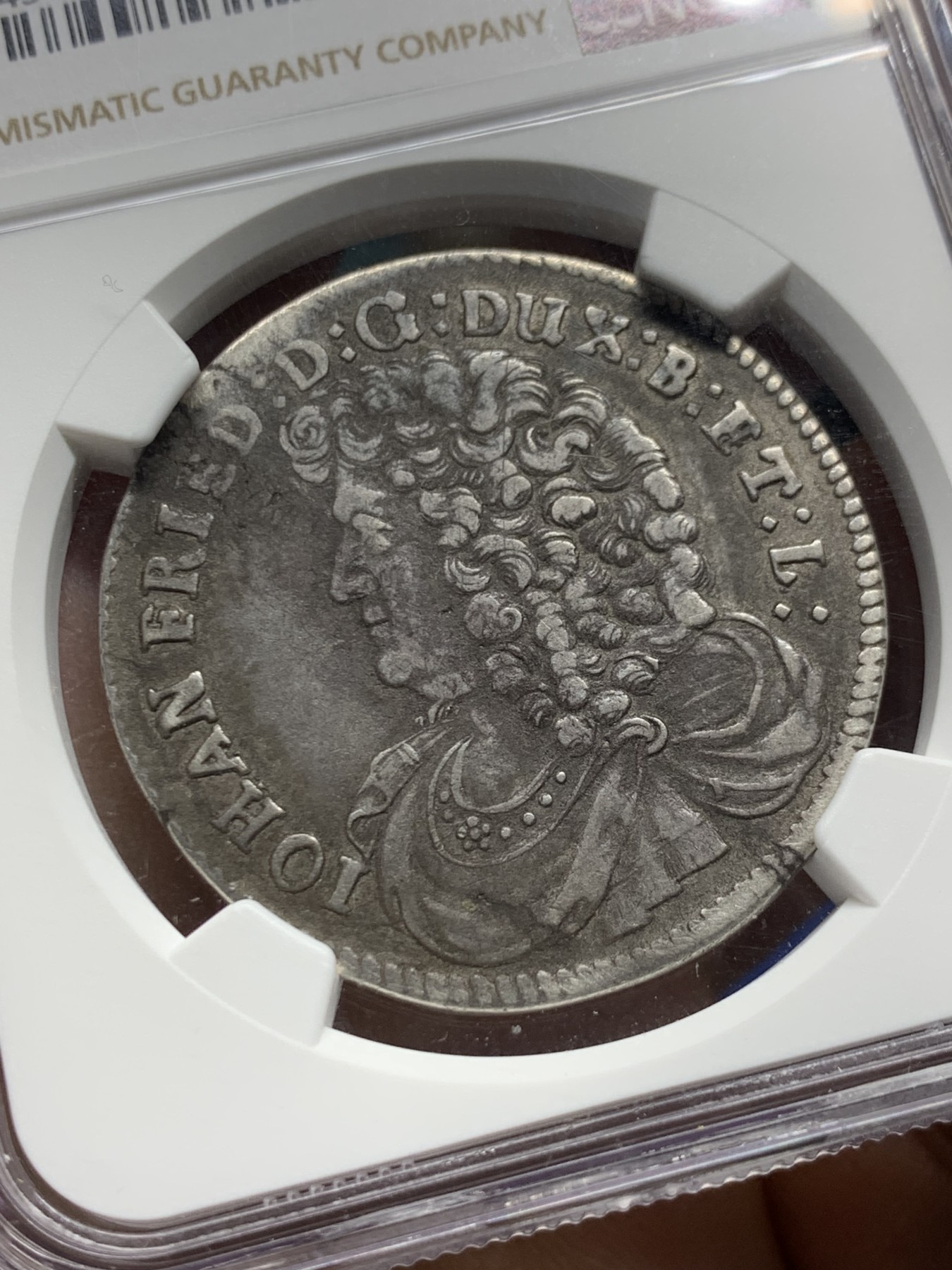 《竞宝斋》第240场-周日，周一 年终尾场 (全场包邮) NGC VFD 德国 1677年 三分之二泰勒 银币 神圣罗马帝国布伦瑞克卡伦伯格非常稀有版 背一座岛椰树以及两艘船 以及一句大航海时代谚语 仅二位数存世量