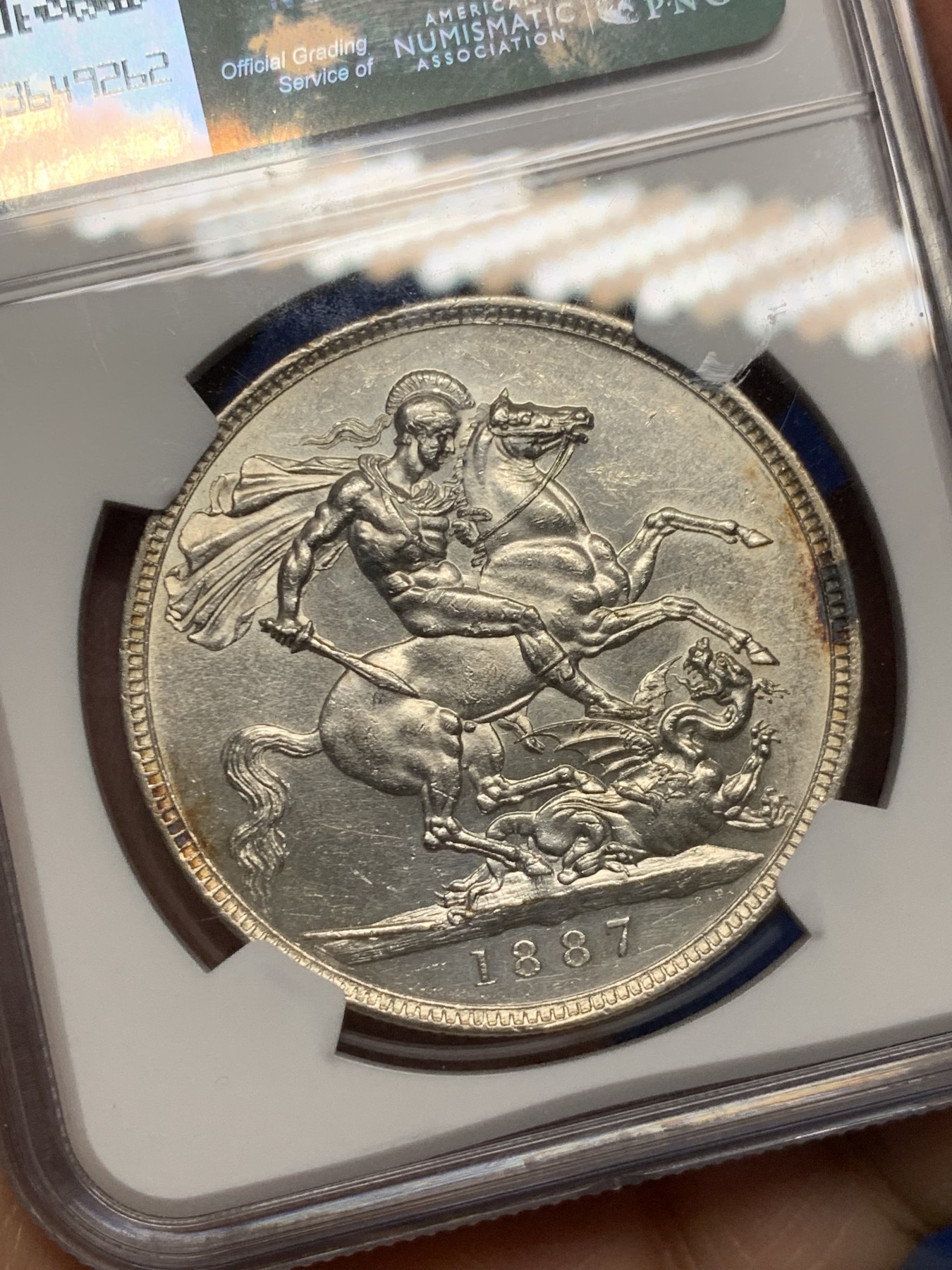 《竞宝斋》第240场-周日，周一 年终尾场 (全场包邮) NGC UNC 英国1887年高冠马剑克朗 经典维多利亚大银币 严评没什么毛病 很漂亮的一枚