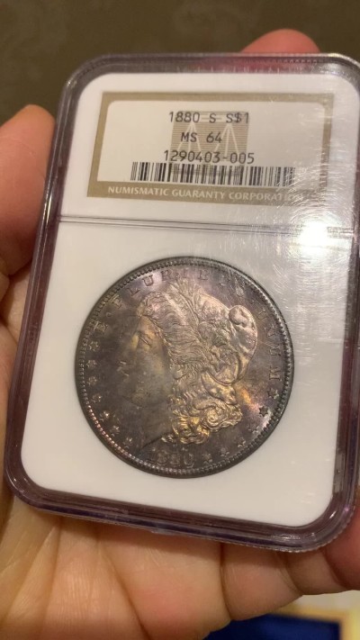 《竞宝斋》第240场-周日，周一 年终尾场 (全场包邮) NGC MS64 美国1880-S摩根银币 双面五彩 底板丝滑 经典老盒