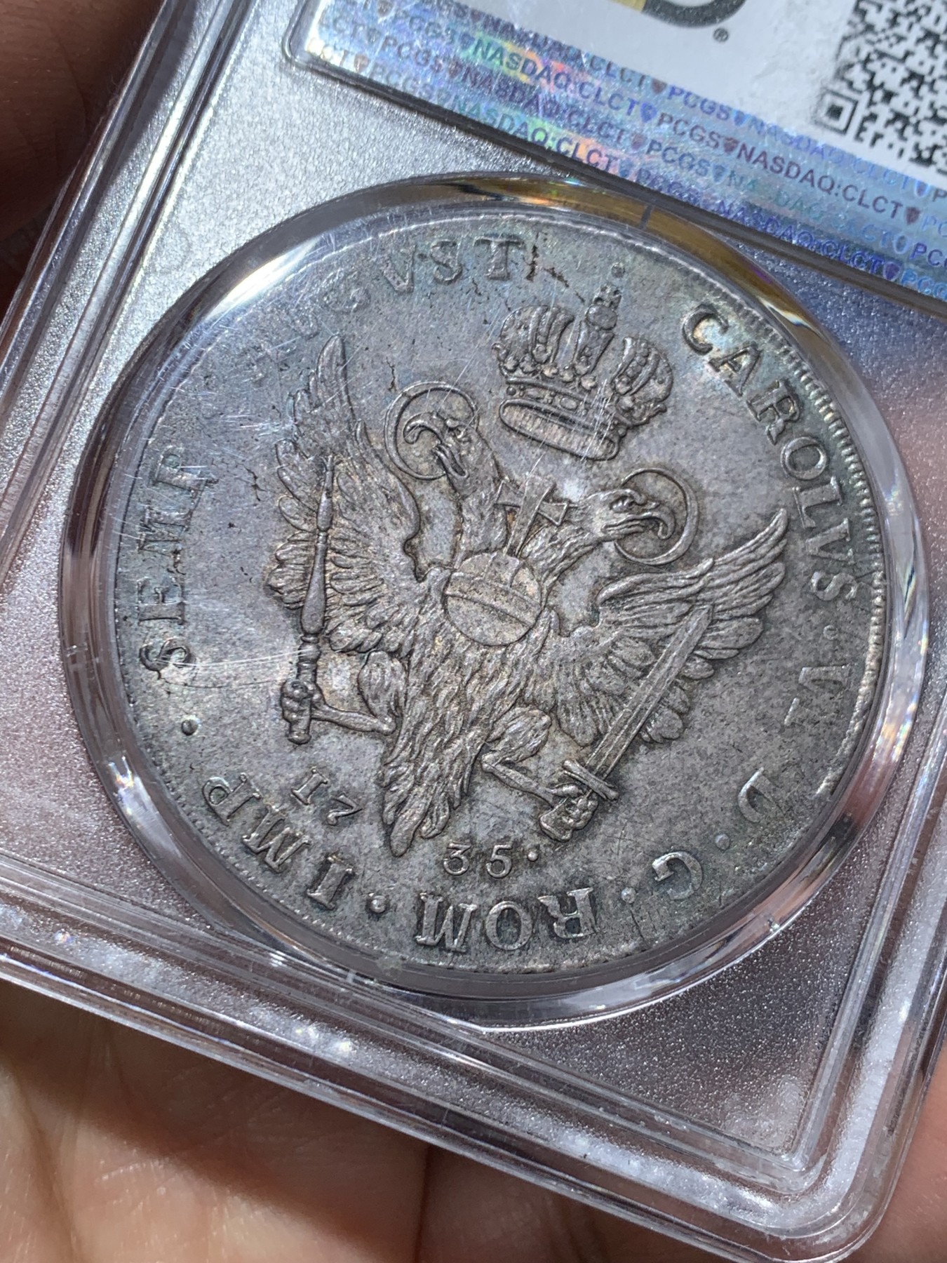 《竞宝斋》第240场-周日，周一 年终尾场 (全场包邮) PCGS-MS63亚军分 汉堡1735年泰勒银币，绝美五彩，设计精美，发行量仅有8000枚，18世纪的大泰勒仍然有出厂状态，十分难得，去年年底WAG一枚原味PCGS64分的成交价约为23000人民币，这枚少一分但有五彩包浆
