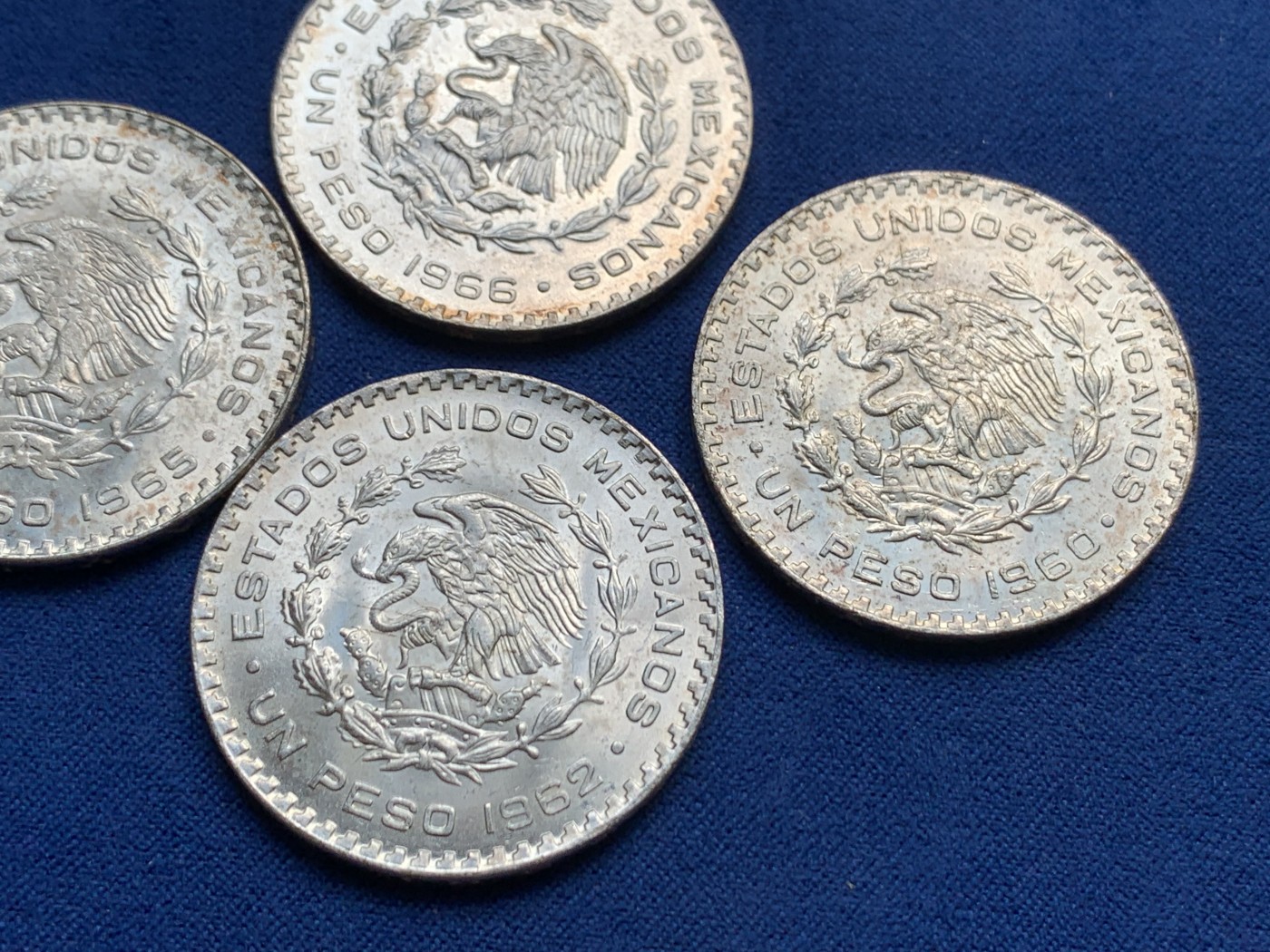 《竞宝斋》第240场-周日，周一 年终尾场 (全场包邮) 4枚一组 墨西哥1比索银币，不同年份