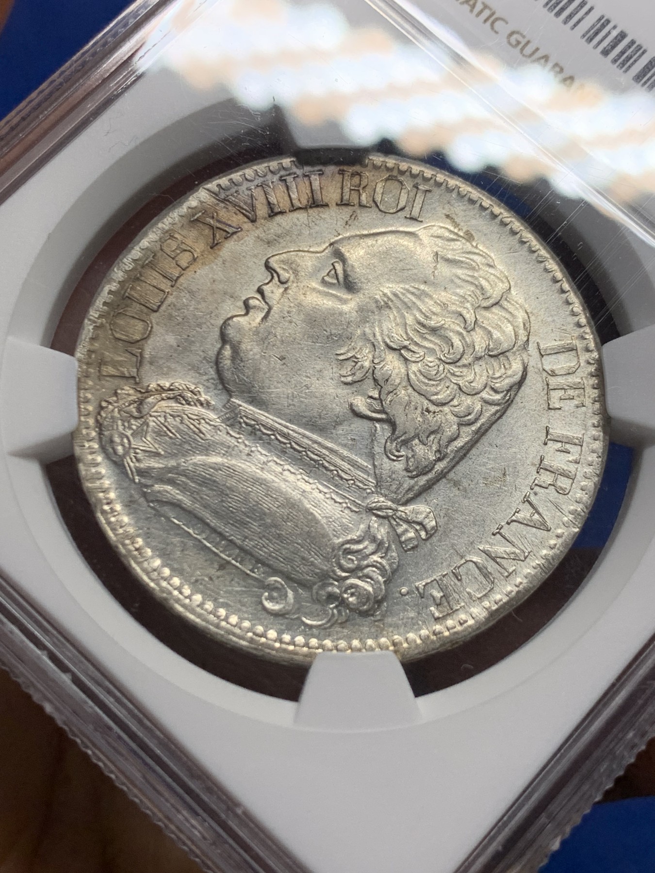 《竞宝斋》第240场-周日，周一 年终尾场 (全场包邮) NGC AU58 唯一冠军分 法国1815年路易十八戎装版5法郎银币，拿破仑百日王朝回归同年，为战争期间好品罕见，比常见1814更珍稀。I厂利摩日 银光细节状态都很难得