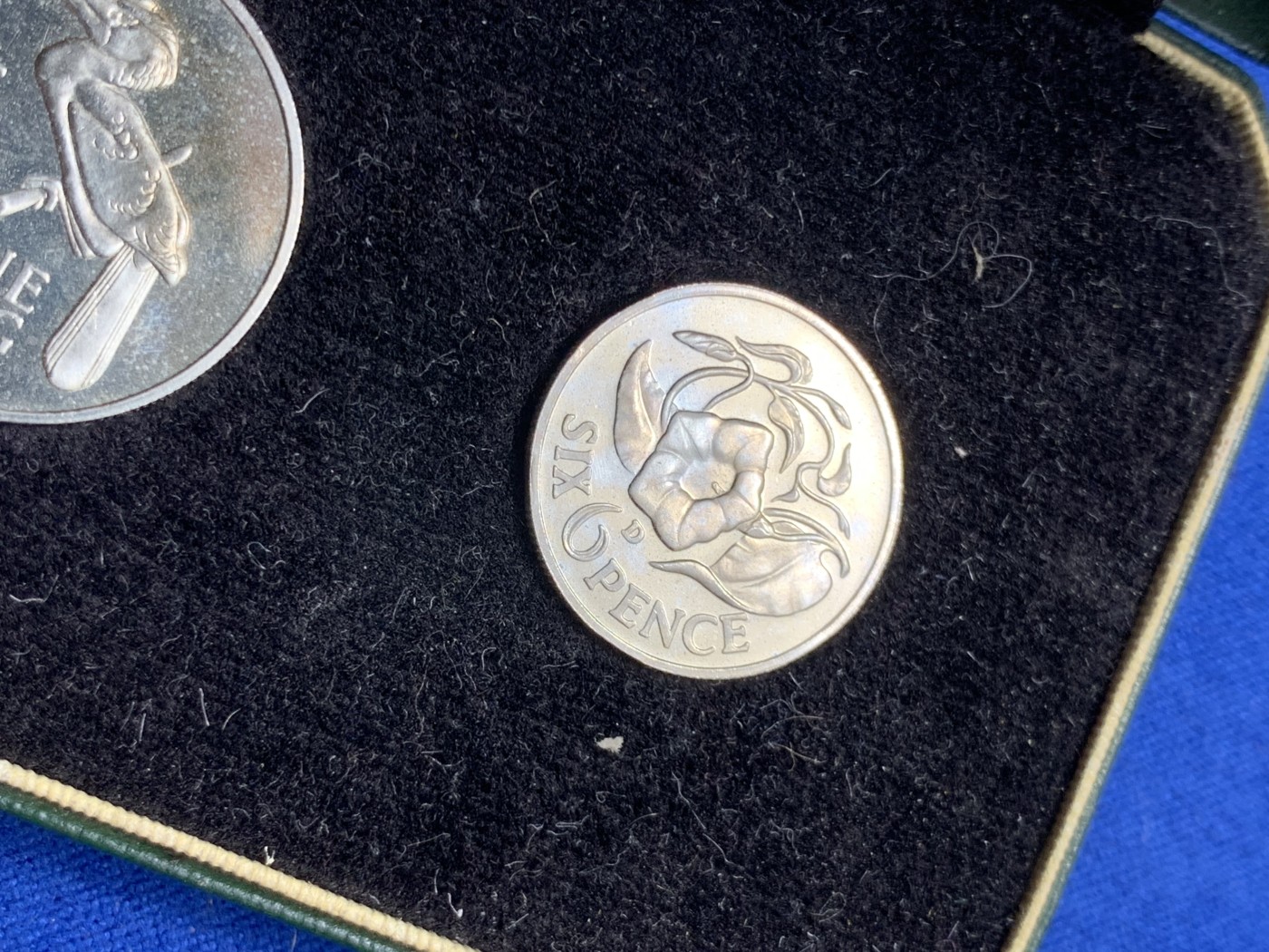 《竞宝斋》第240场-周日，周一 年终尾场 (全场包邮) 赞比亚1964年精制币原盒原套可藏！