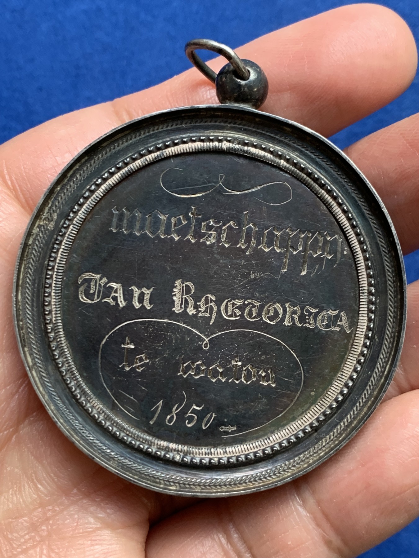 《竞宝斋》第240场-周日，周一 年终尾场 (全场包邮) 1850书法优胜银质奖牌 直径51.8mm 重16.6克 颁发给第一名 多种字体于一身 行云流水 刻得优美 适合挂件 漂亮少见。