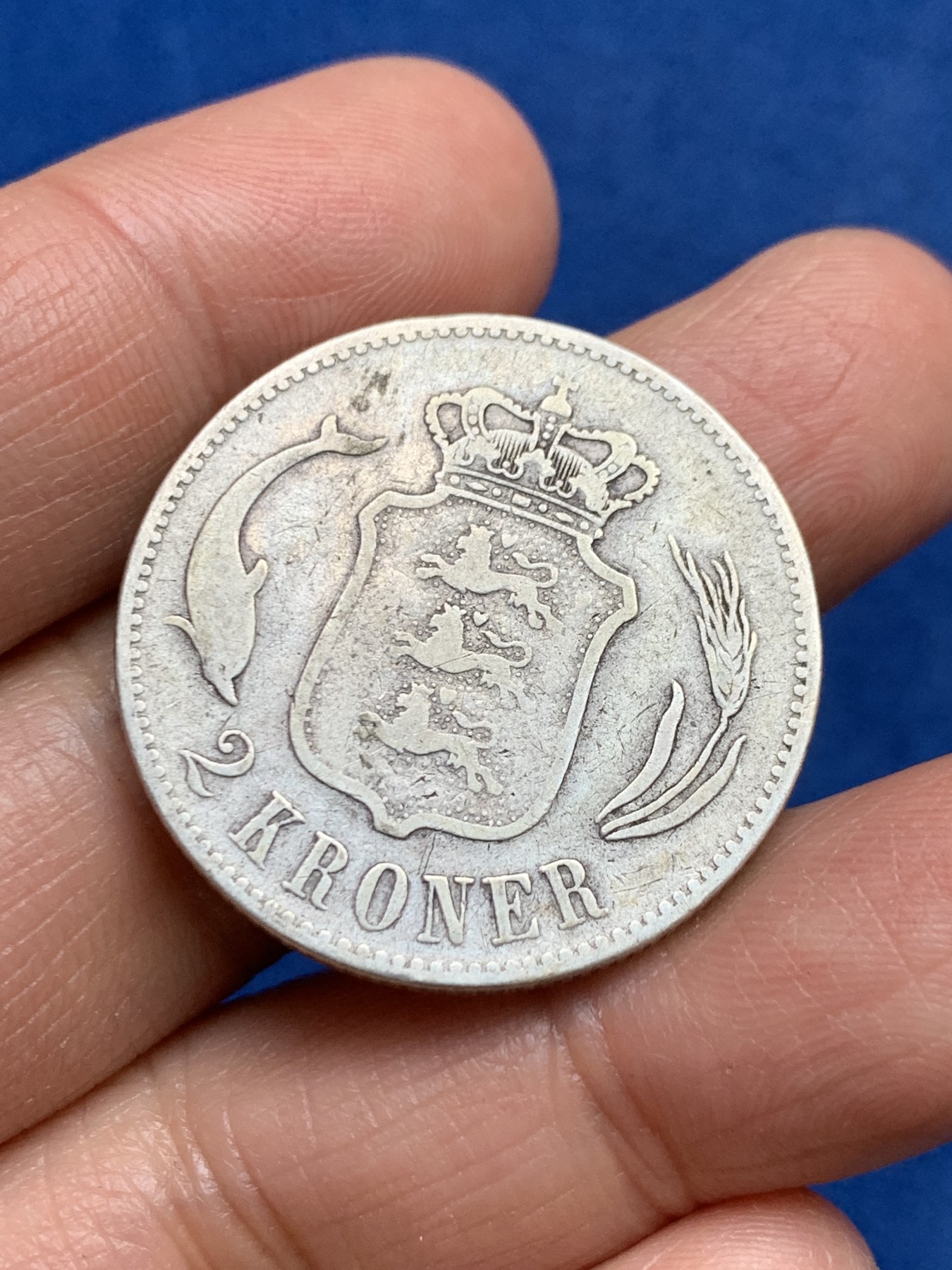 《竞宝斋》第240场-周日，周一 年终尾场 (全场包邮) 丹麦1875年海豚2克朗银币 早期品种 书价很高