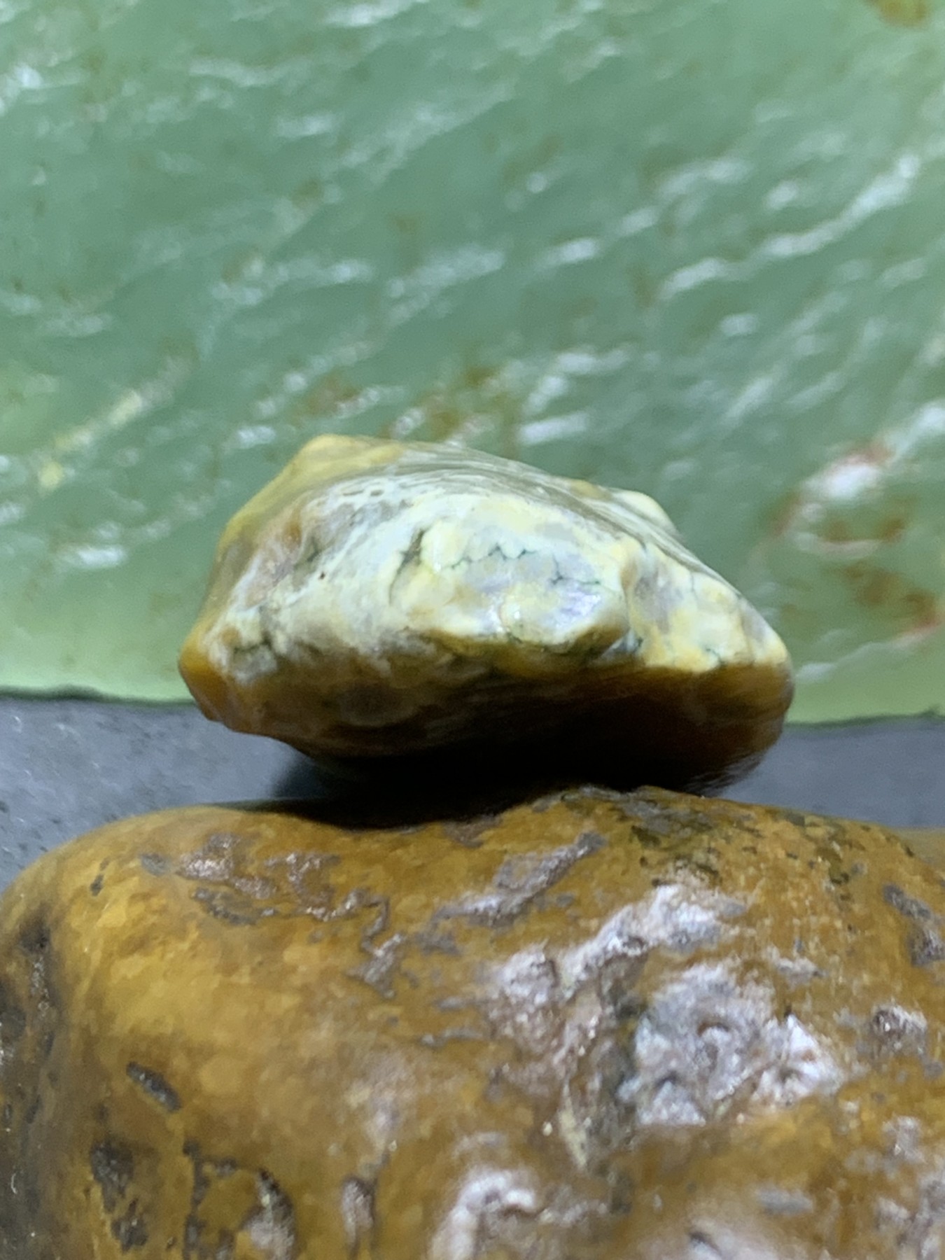 精美戈壁高玉化奶油皮鱼籽纹绿筋脉石原石一颗