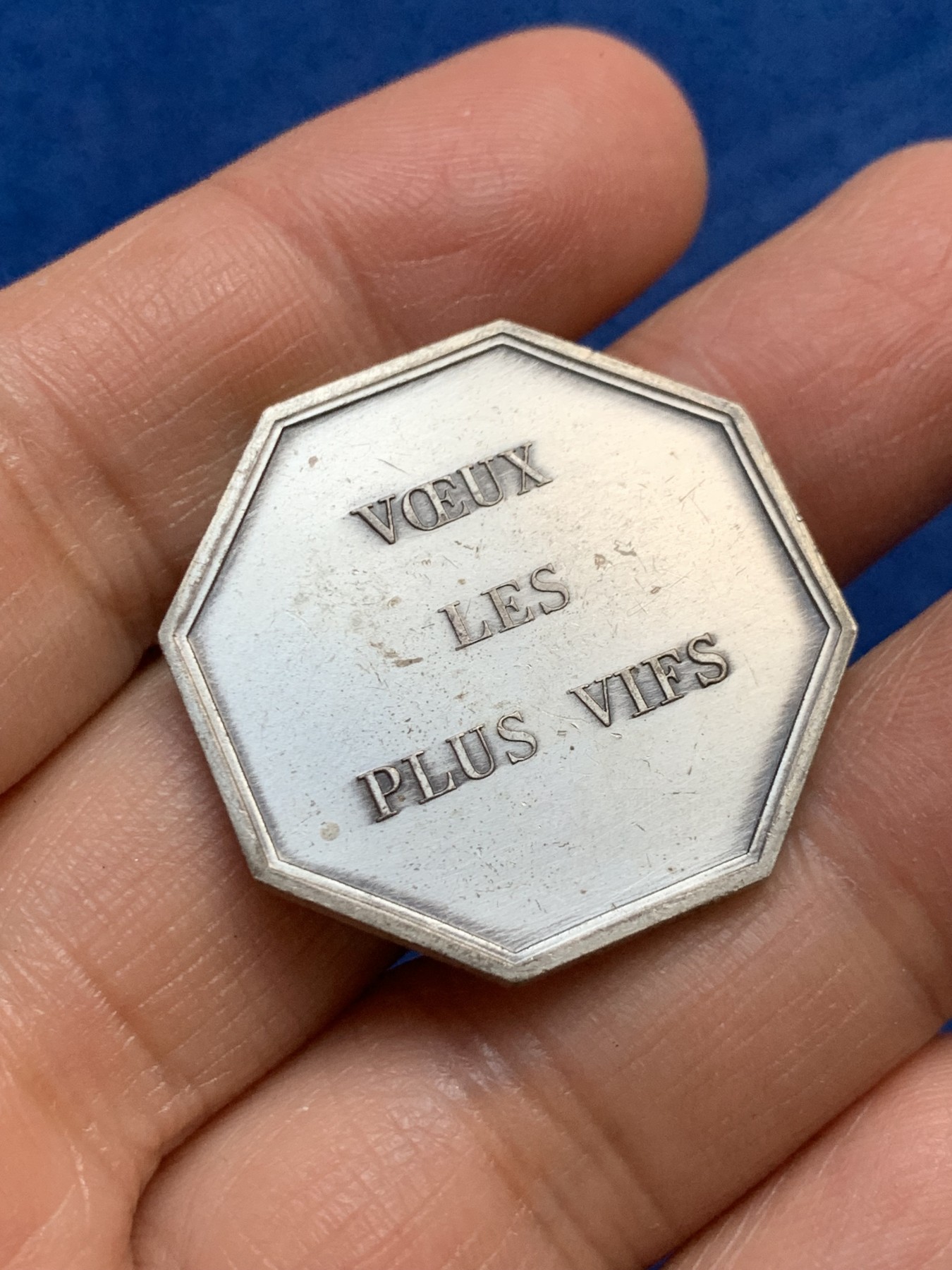 《竞宝斋》第240场-周日，周一 年终尾场 (全场包邮) 法国 公平女神银质八角代币 对角33mm 重量13.9g 边铭 丰饶角银标