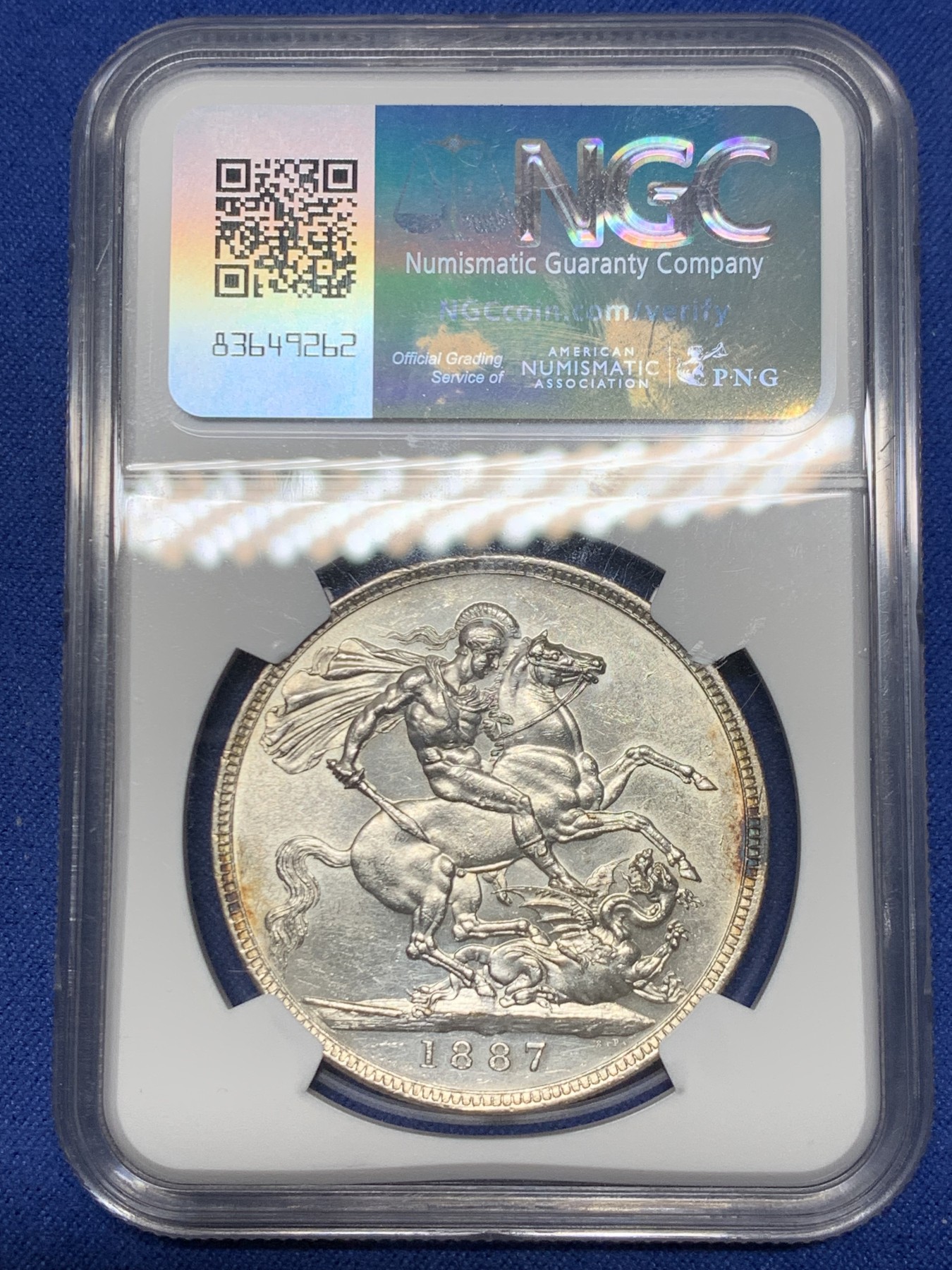《竞宝斋》第240场-周日，周一 年终尾场 (全场包邮) NGC UNC 英国1887年高冠马剑克朗 经典维多利亚大银币 严评没什么毛病 很漂亮的一枚