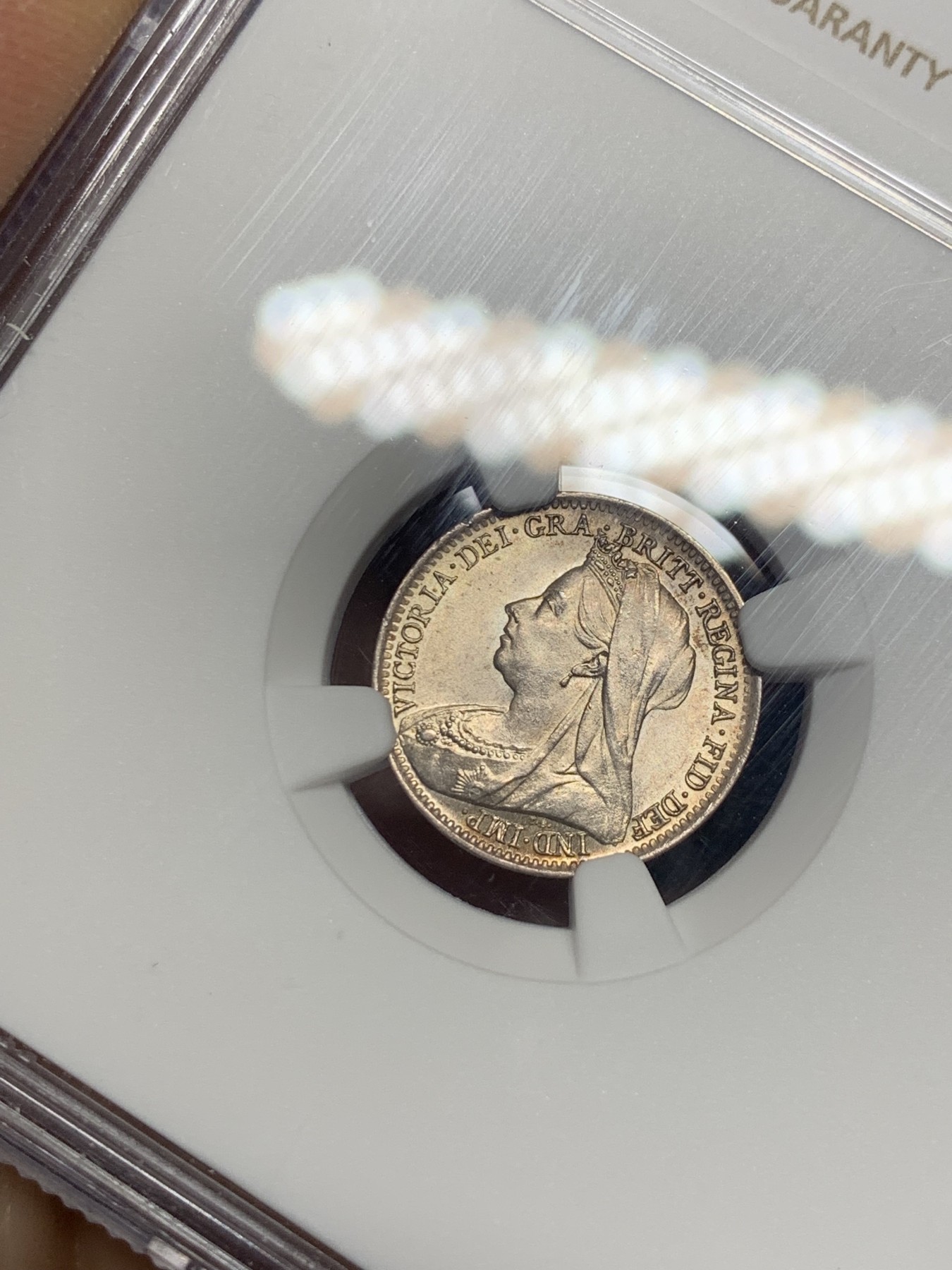 《竞宝斋》第240场-周日，周一 年终尾场 (全场包邮) NGC MS66 英国 1898年 3便士 品相极好，亚军分只有3个67分比它高了，收藏必备，可搏高分