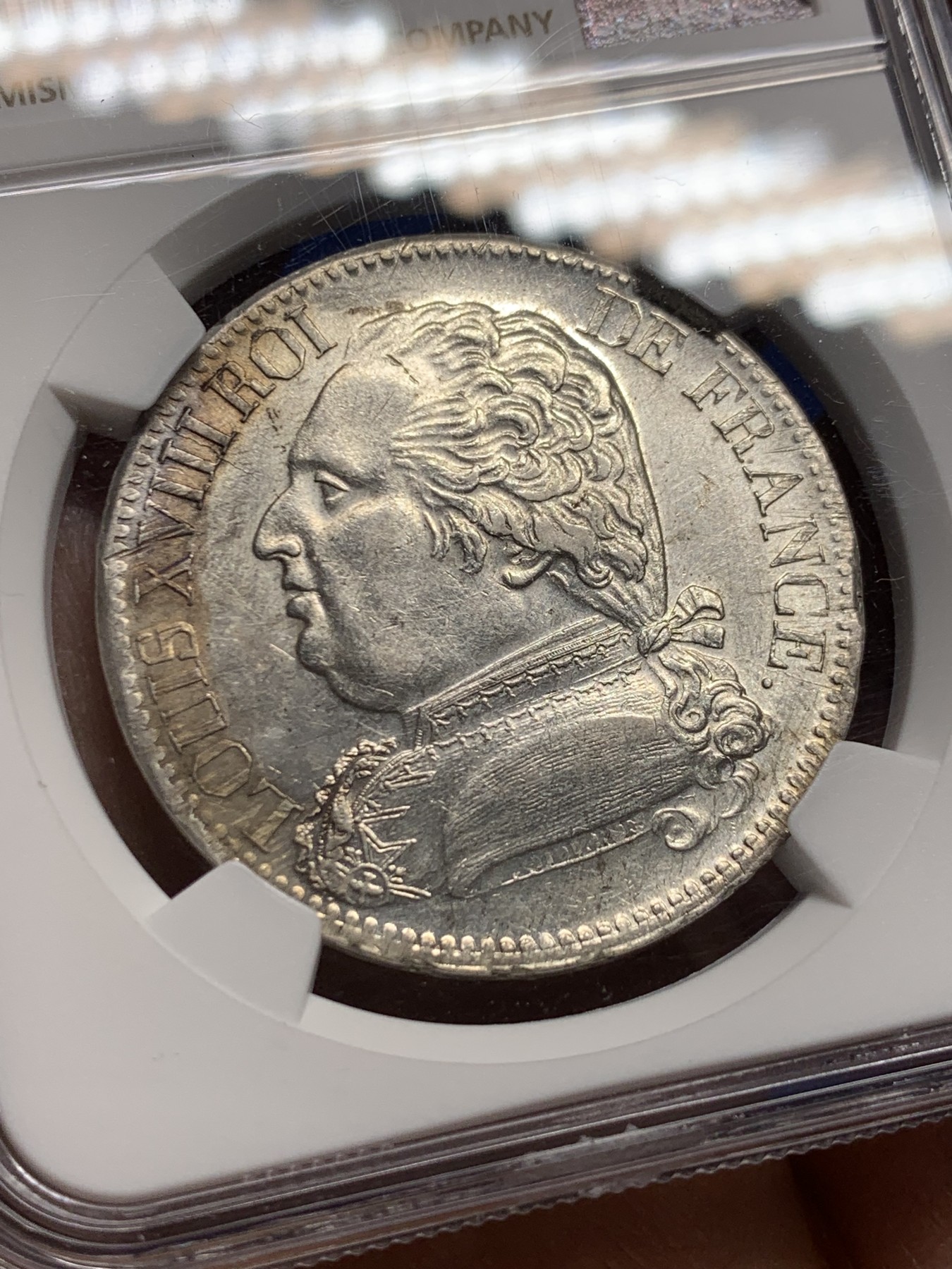 《竞宝斋》第240场-周日，周一 年终尾场 (全场包邮) NGC AU58 唯一冠军分 法国1815年路易十八戎装版5法郎银币，拿破仑百日王朝回归同年，为战争期间好品罕见，比常见1814更珍稀。I厂利摩日 银光细节状态都很难得