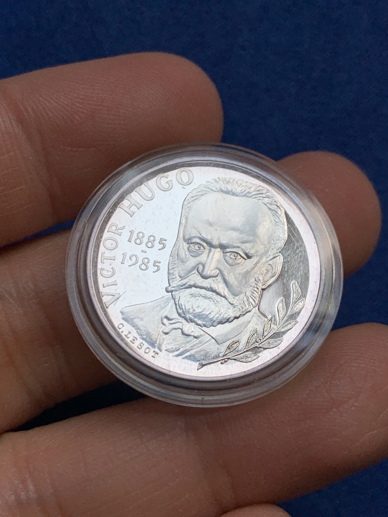 《竞宝斋》第240场-周日，周一 年终尾场 (全场包邮) 1985年法国雨果诞辰100周年银币原包装