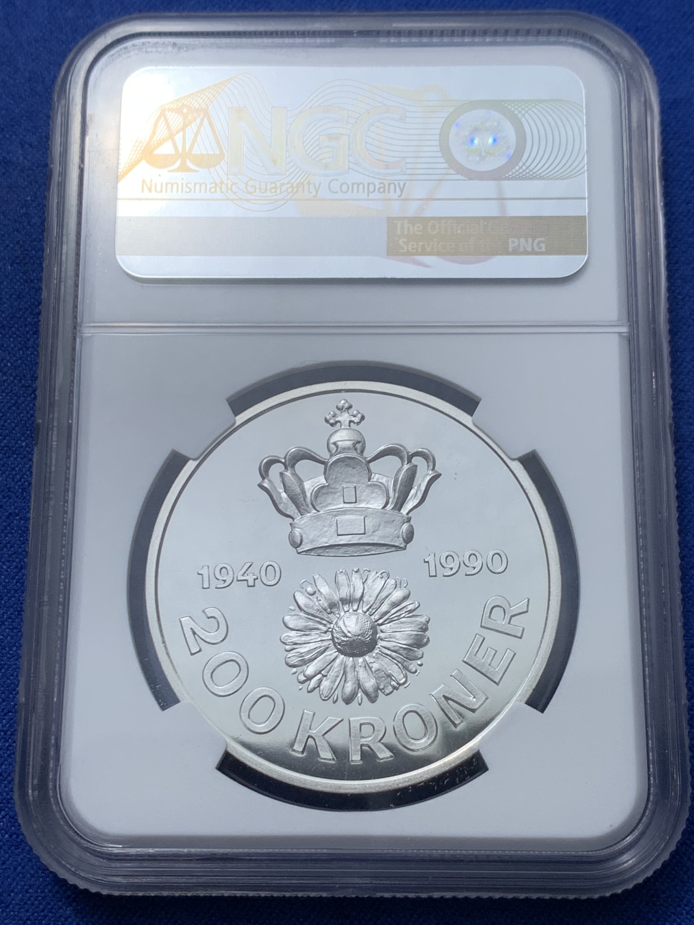 《竞宝斋》第240场-周日，周一 年终尾场 (全场包邮) NGC-MS68 1990年丹麦女王玛格丽特二世50寿辰200克朗银币，直径38mm，重31.1g，800银，发行量100855枚。二枚最高分之一，状态不错。
