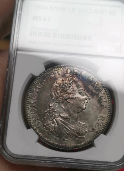 凡希社世界钱币微拍第二百六十期 荐！1804英格兰银行乔三dollars(5先令)大银NGC-MS61 复压在墨西哥双柱上，细节可说完美，双面洋红包浆更添迷人魅力，SOHO出品的具有重要铸造史和货币史价值的样本！ 