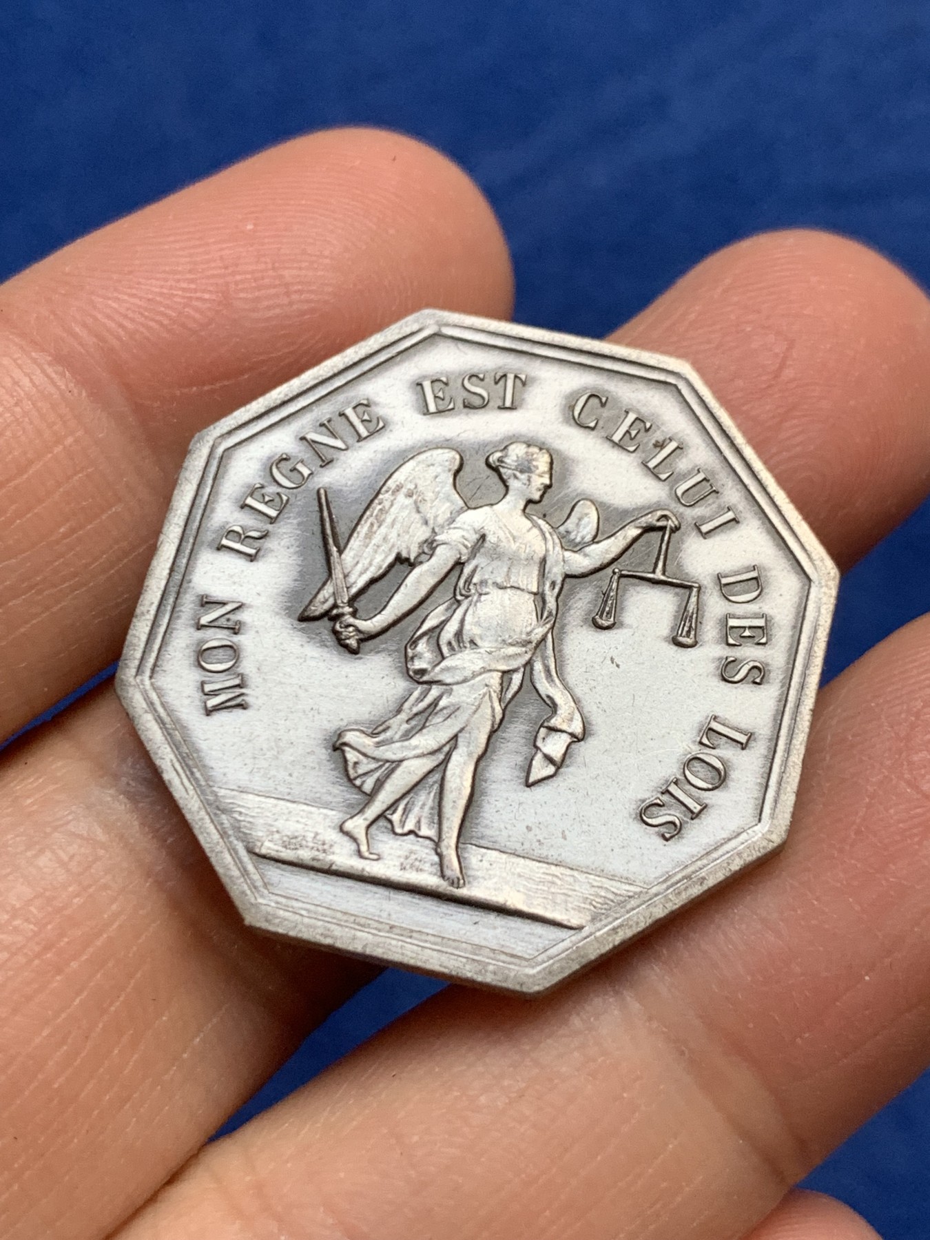 《竞宝斋》第240场-周日，周一 年终尾场 (全场包邮) 法国 公平女神银质八角代币 对角33mm 重量13.9g 边铭 丰饶角银标