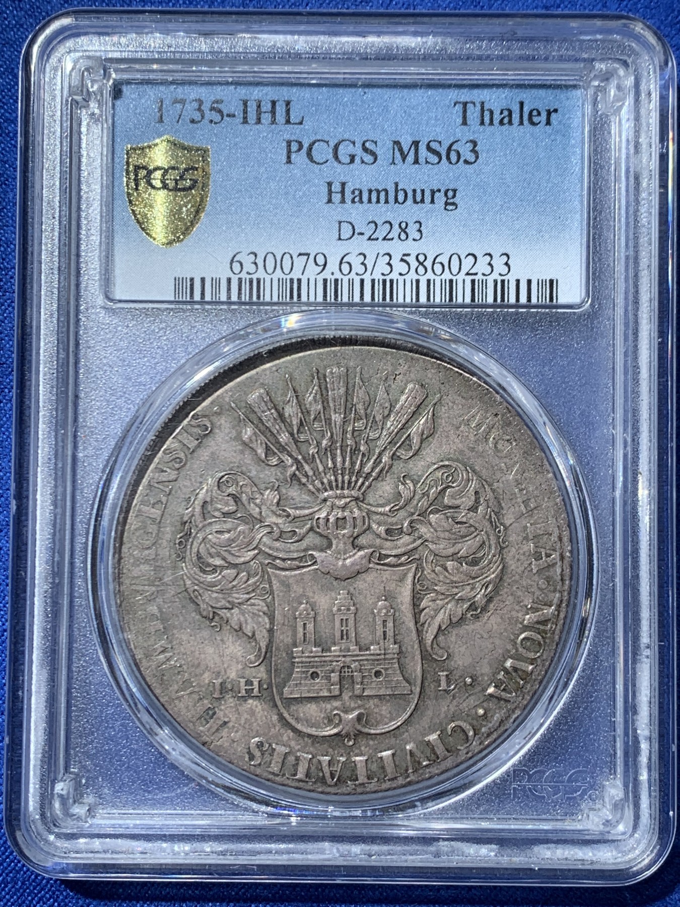 《竞宝斋》第240场-周日，周一 年终尾场 (全场包邮) PCGS-MS63亚军分 汉堡1735年泰勒银币，绝美五彩，设计精美，发行量仅有8000枚，18世纪的大泰勒仍然有出厂状态，十分难得，去年年底WAG一枚原味PCGS64分的成交价约为23000人民币，这枚少一分但有五彩包浆