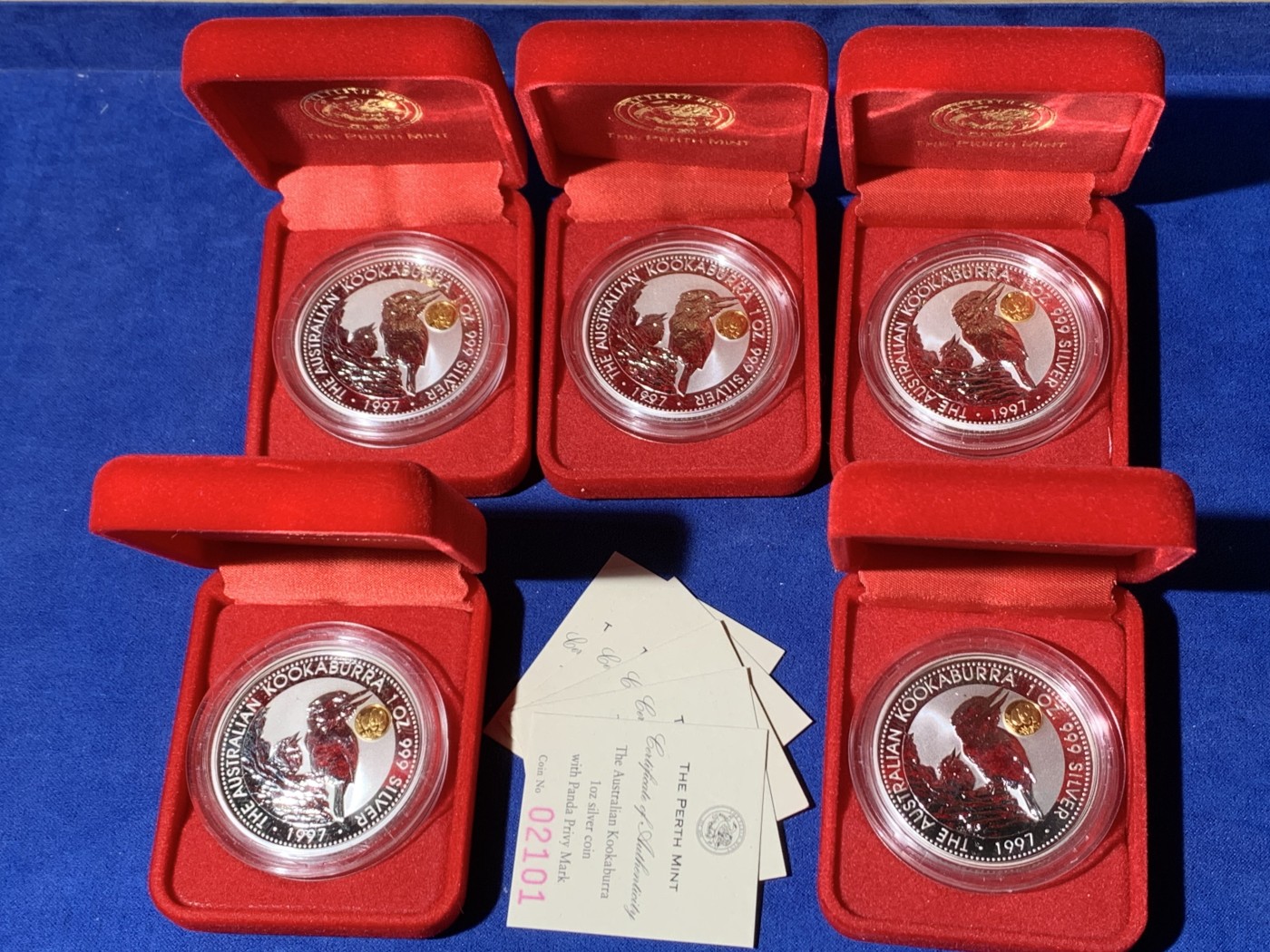 《竞宝斋》第240场-周日，周一 年终尾场 (全场包邮) 5枚一组 澳大利亚 1997年 笑翠鸟 熊猫镶嵌银币 含纯银1盎司999银，金猫重0.5克黄金，发行1.5万枚，为上海国际钱币展而发行