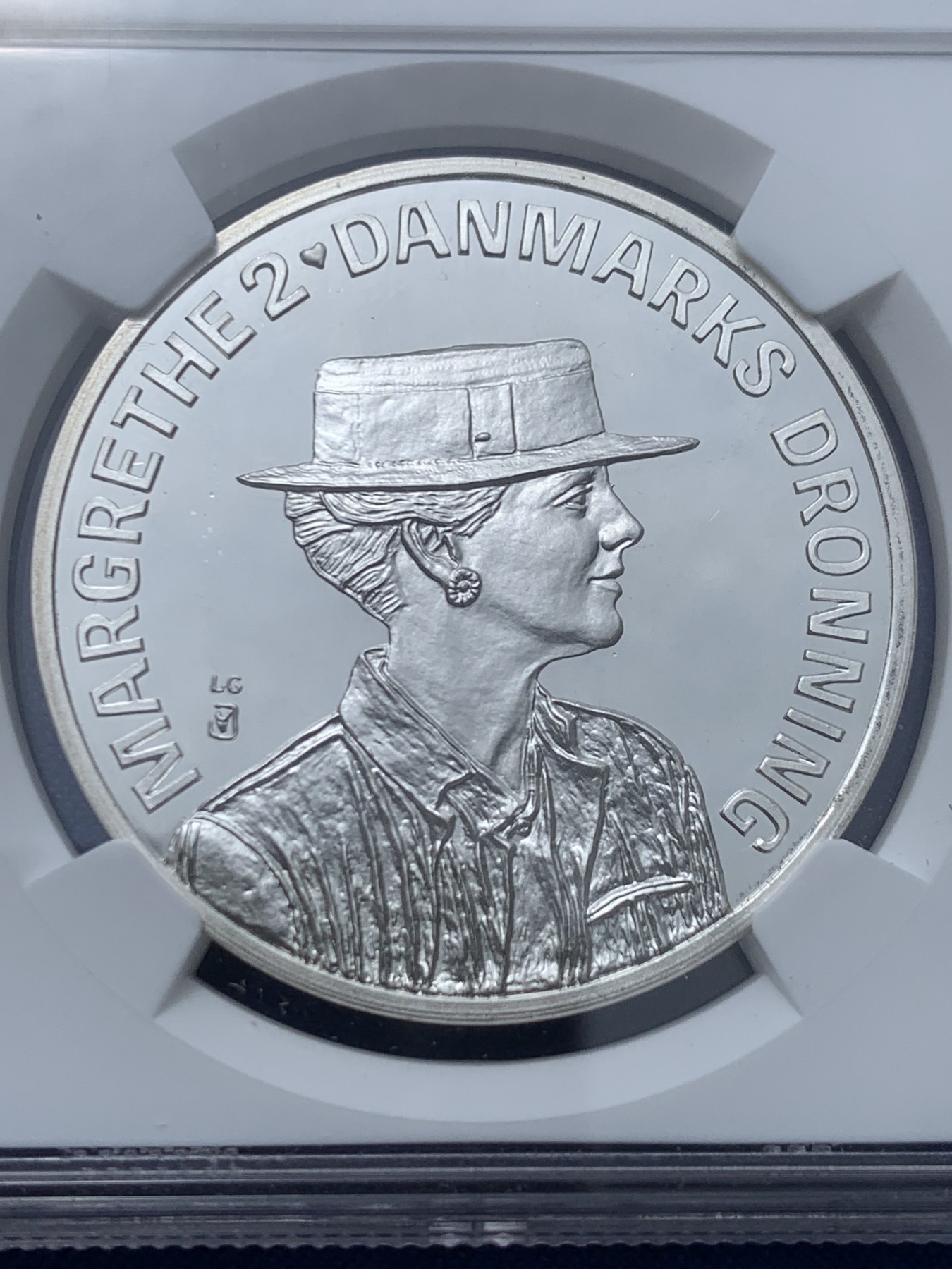 《竞宝斋》第240场-周日，周一 年终尾场 (全场包邮) NGC-MS68 1990年丹麦女王玛格丽特二世50寿辰200克朗银币，直径38mm，重31.1g，800银，发行量100855枚。二枚最高分之一，状态不错。