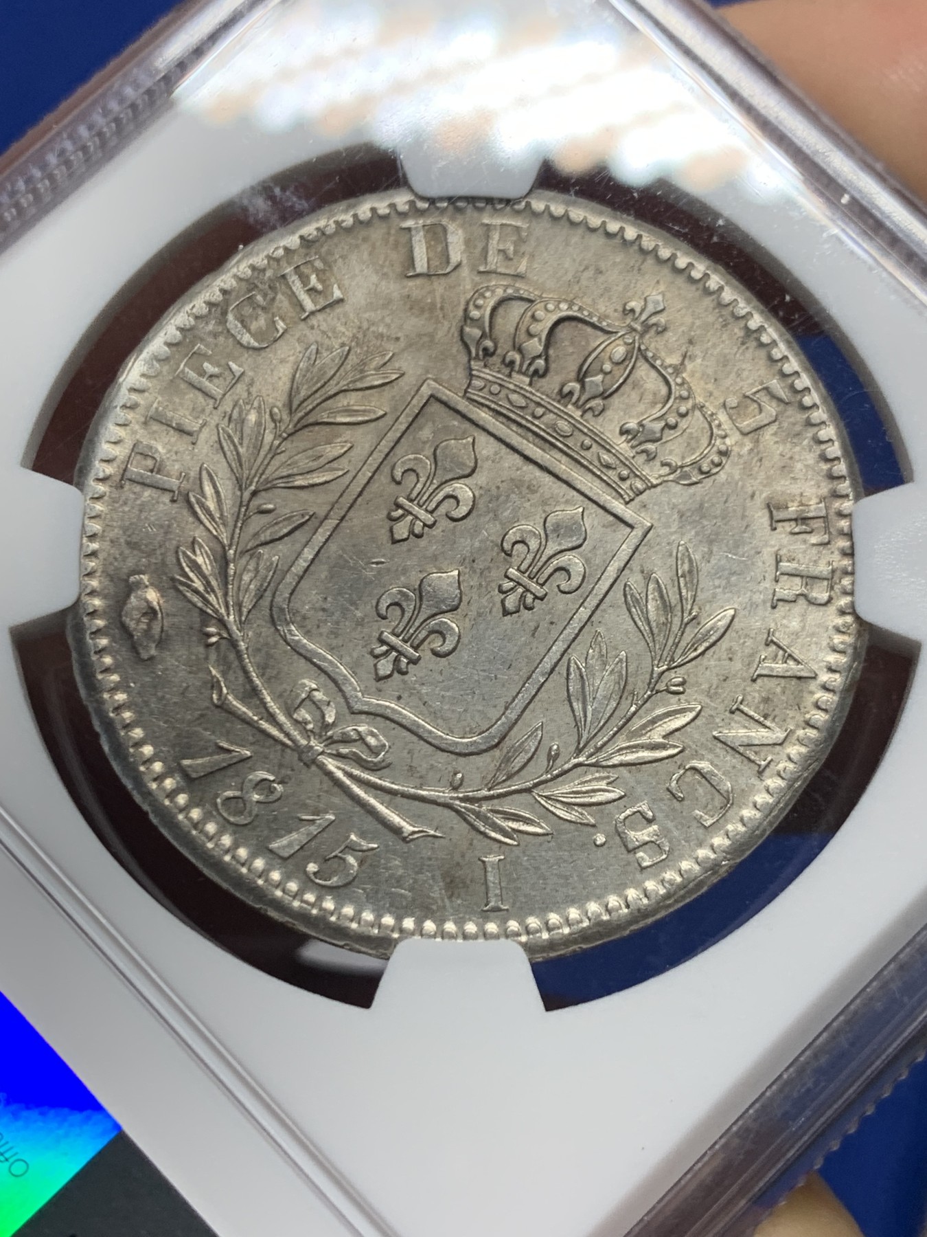 《竞宝斋》第240场-周日，周一 年终尾场 (全场包邮) NGC AU58 唯一冠军分 法国1815年路易十八戎装版5法郎银币，拿破仑百日王朝回归同年，为战争期间好品罕见，比常见1814更珍稀。I厂利摩日 银光细节状态都很难得