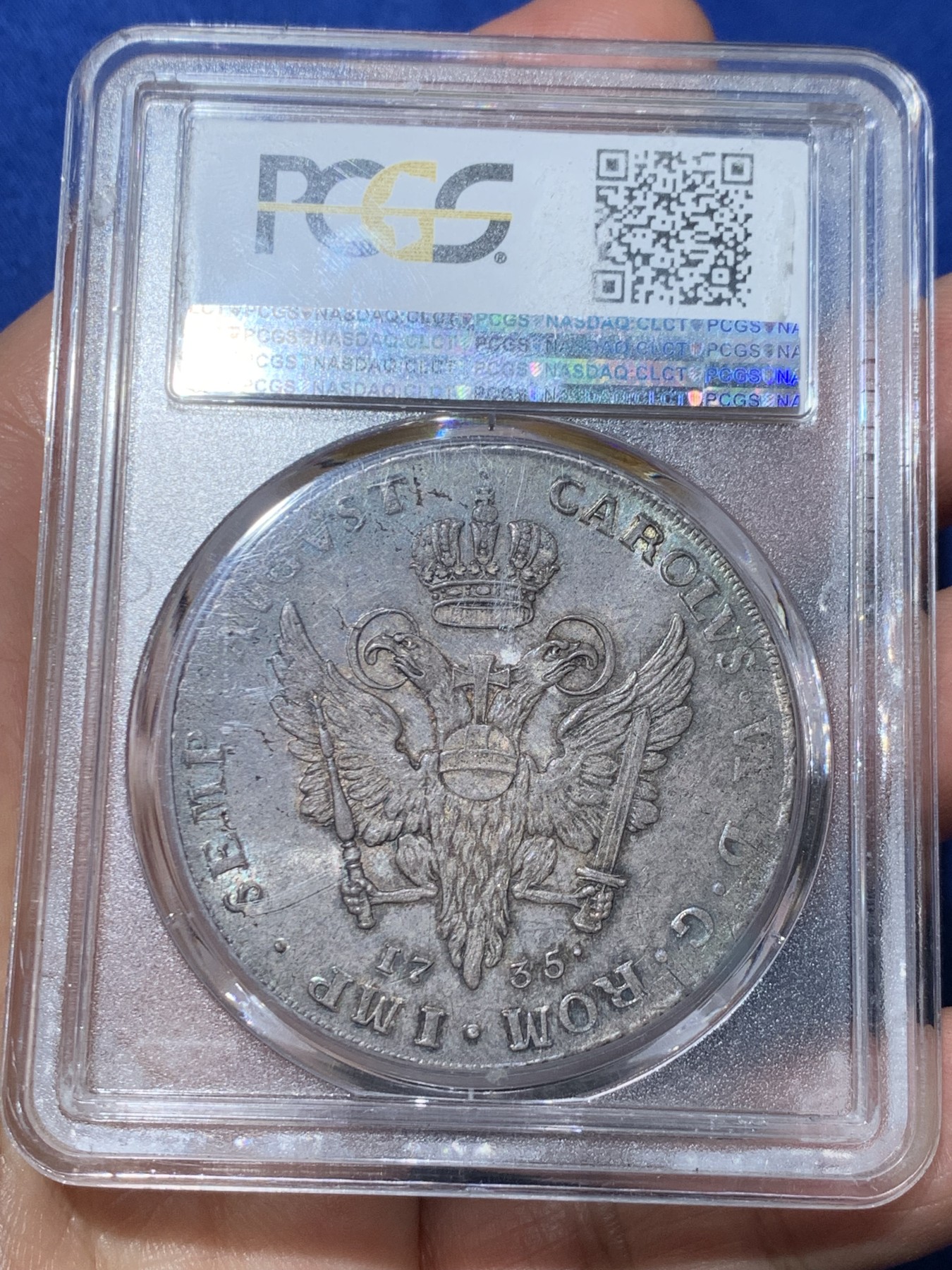 《竞宝斋》第240场-周日，周一 年终尾场 (全场包邮) PCGS-MS63亚军分 汉堡1735年泰勒银币，绝美五彩，设计精美，发行量仅有8000枚，18世纪的大泰勒仍然有出厂状态，十分难得，去年年底WAG一枚原味PCGS64分的成交价约为23000人民币，这枚少一分但有五彩包浆