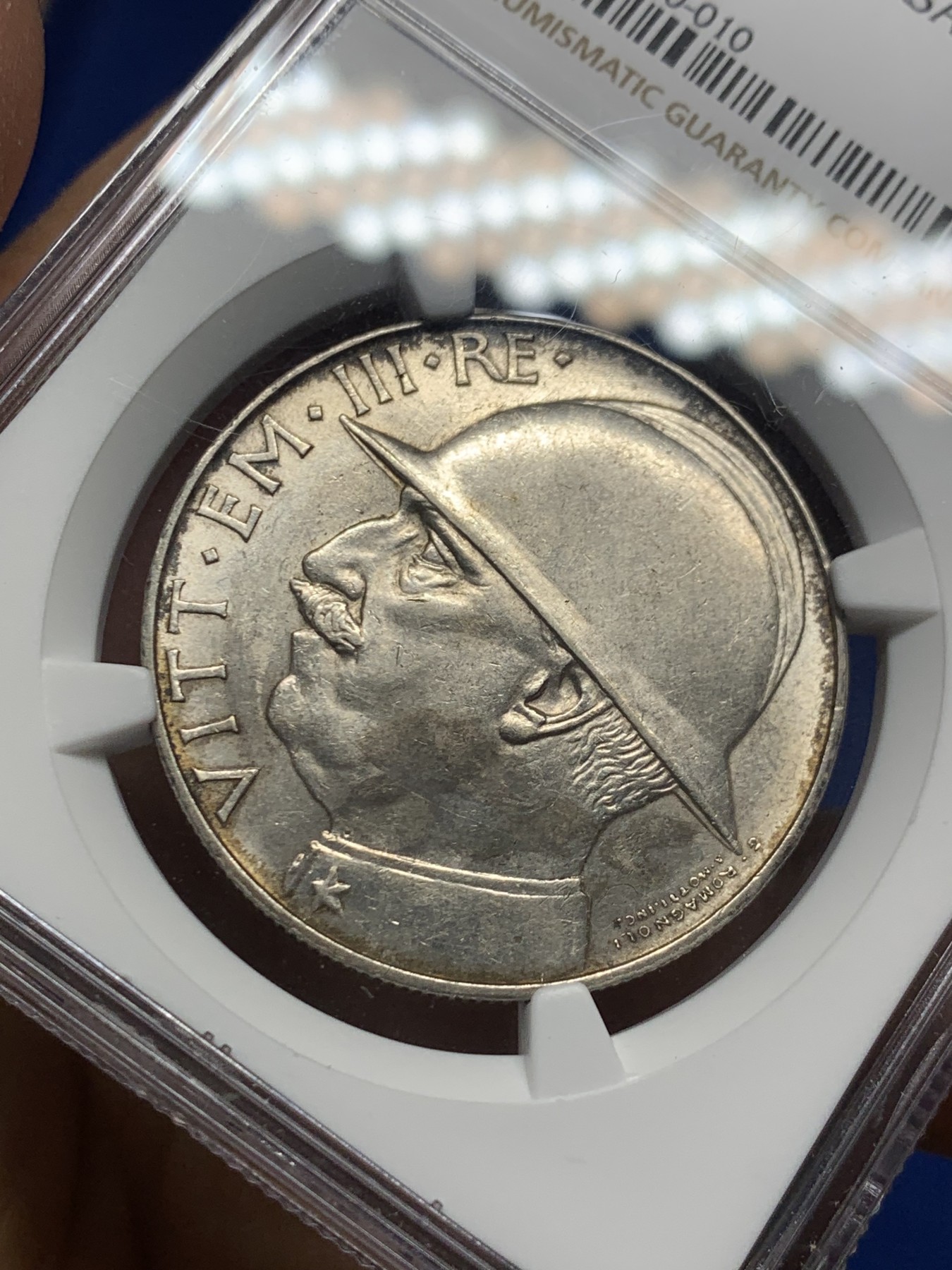 《竞宝斋》第240场-周日，周一 年终尾场 (全场包邮) NGC-MS62 意大利1928年一战纪念20里拉大银 经典大钢盔 原味包浆 热门品种 难得的品相