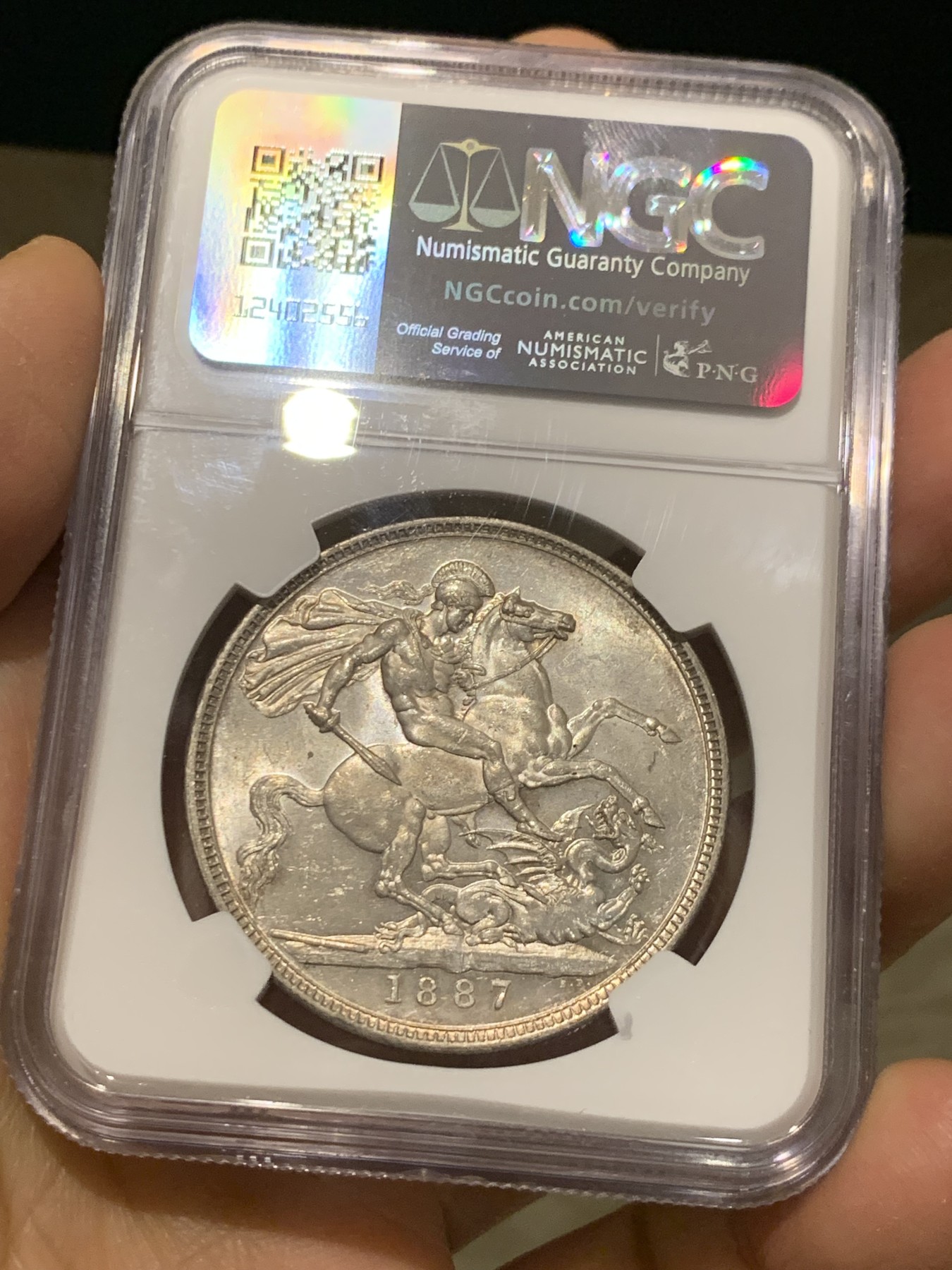 《竞宝斋》第240场-周日，周一 年终尾场 (全场包邮) NGC MS62 英国 1887年 1克朗 马剑银币 淡彩包浆 品相很不错