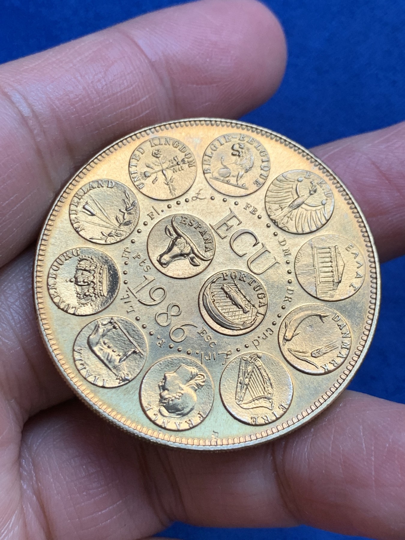 《竞宝斋》第240场-周日，周一 年终尾场 (全场包邮) 法国1986年ECU纪念币 铜或镀金 材质看不清