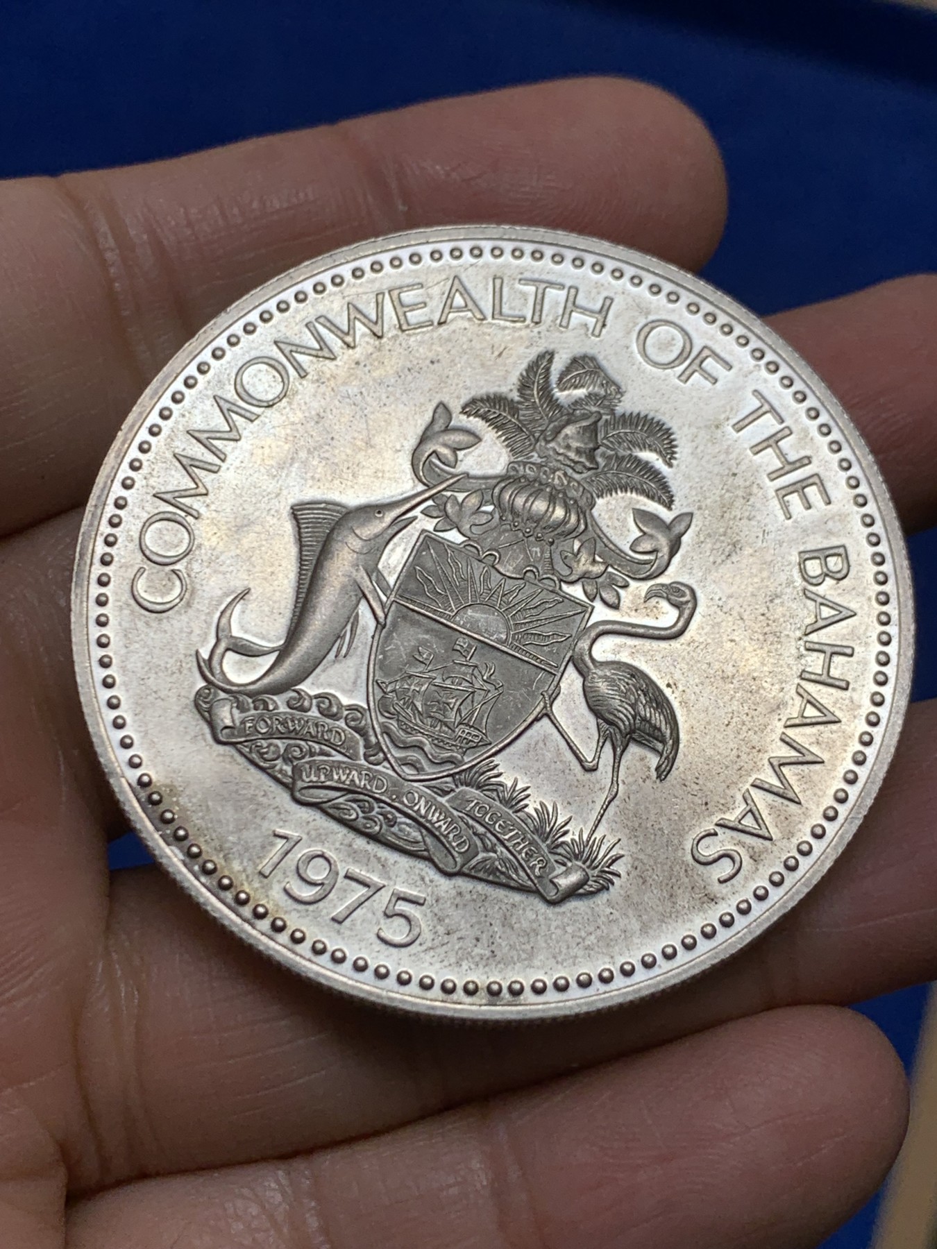 《竞宝斋》第240场-周日，周一 年终尾场 (全场包邮) 英属巴哈马群岛1975年独立纪念日大银币 重量为49.1g 925银精致币 高浮雕