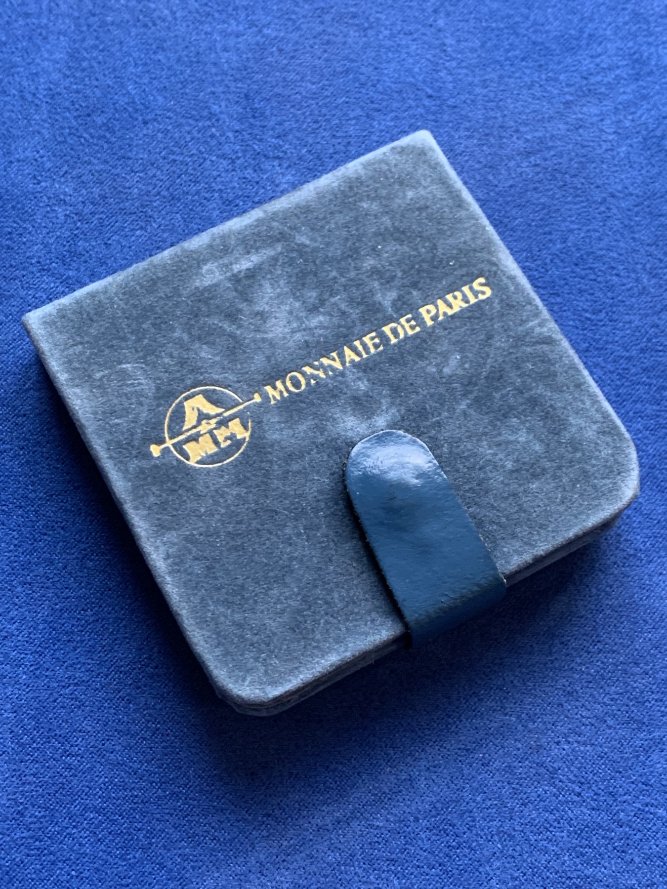 《竞宝斋》第240场-周日，周一 年终尾场 (全场包邮) 1985年法国雨果诞辰100周年银币原包装