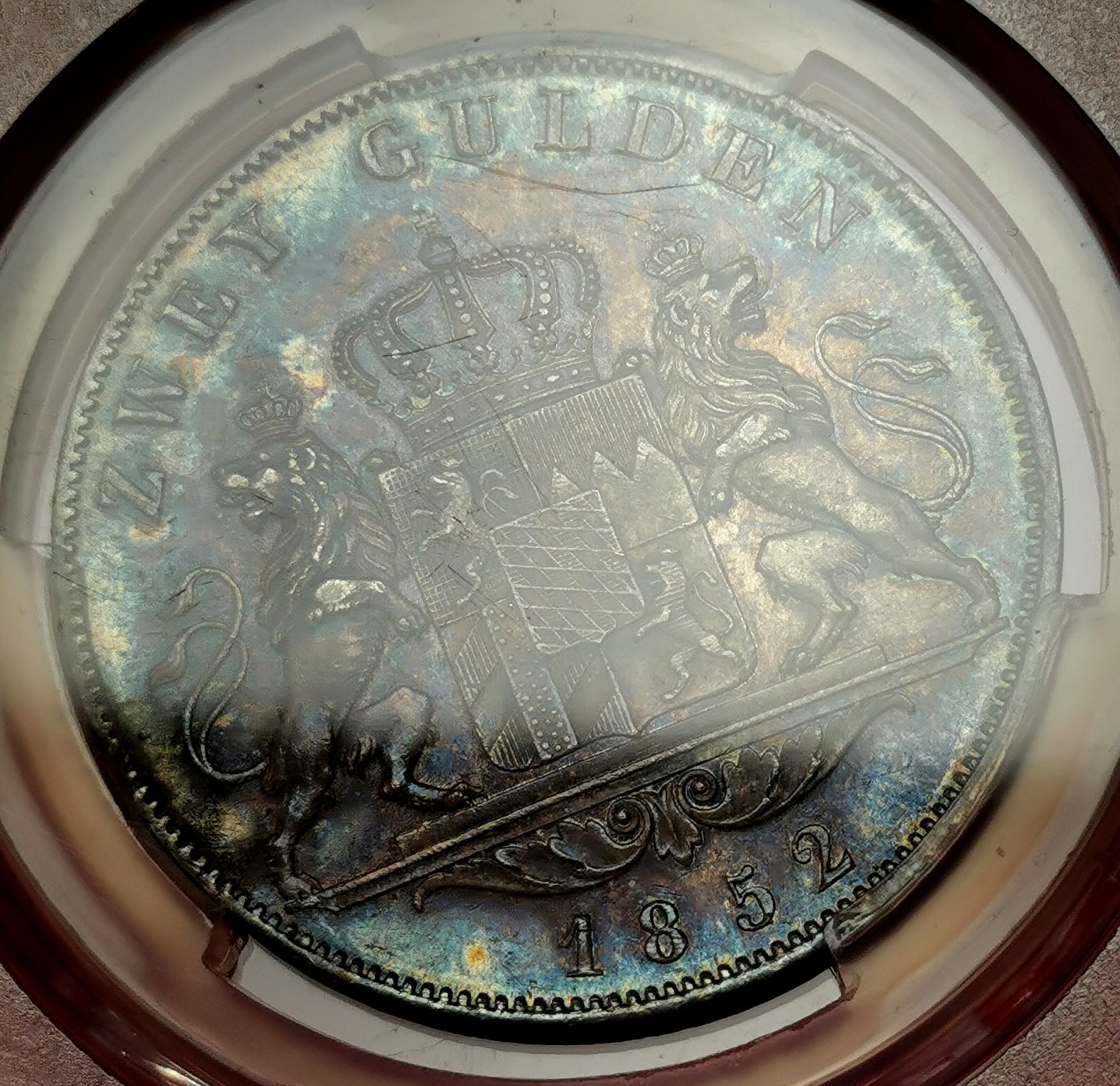 凡希社世界钱币微拍第二百六十期 1852巴伐利亚流通版双狮盾徽2古尔登大银PCGS-MS63，五彩浓郁，养眼吸睛！