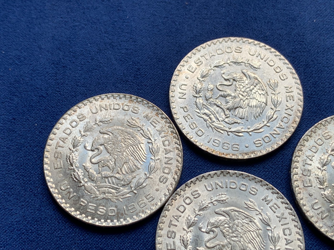 《竞宝斋》第240场-周日，周一 年终尾场 (全场包邮) 4枚一组 墨西哥1比索银币，不同年份