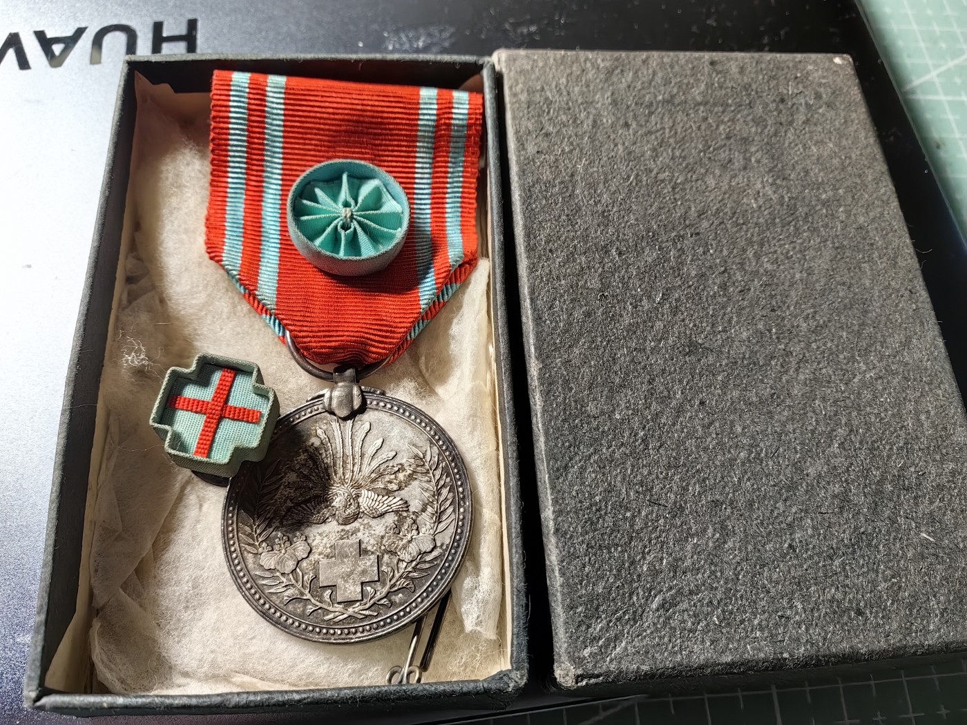 小杏高端人物章证专场 银制赤十字特别会员章