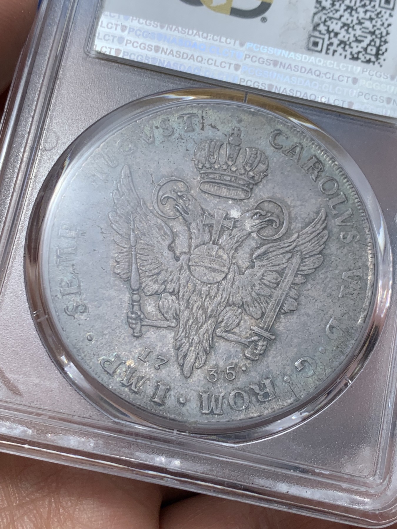 《竞宝斋》第240场-周日，周一 年终尾场 (全场包邮) PCGS-MS63亚军分 汉堡1735年泰勒银币，绝美五彩，设计精美，发行量仅有8000枚，18世纪的大泰勒仍然有出厂状态，十分难得，去年年底WAG一枚原味PCGS64分的成交价约为23000人民币，这枚少一分但有五彩包浆
