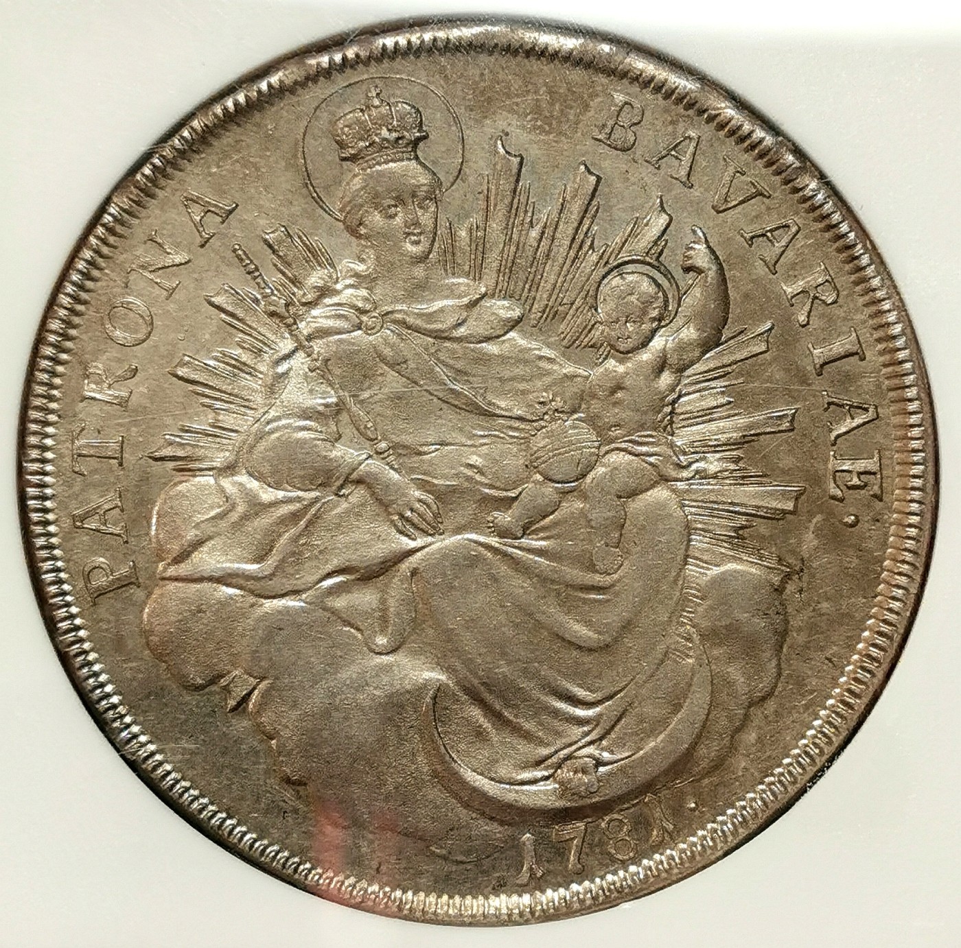 凡希社世界钱币微拍第二百六十期 荐！1781巴伐利亚选侯国卡尔·提奥多背圣母子泰勒大银NGC-MS63，DAV1965，KM#260.3，灰金双色包浆！