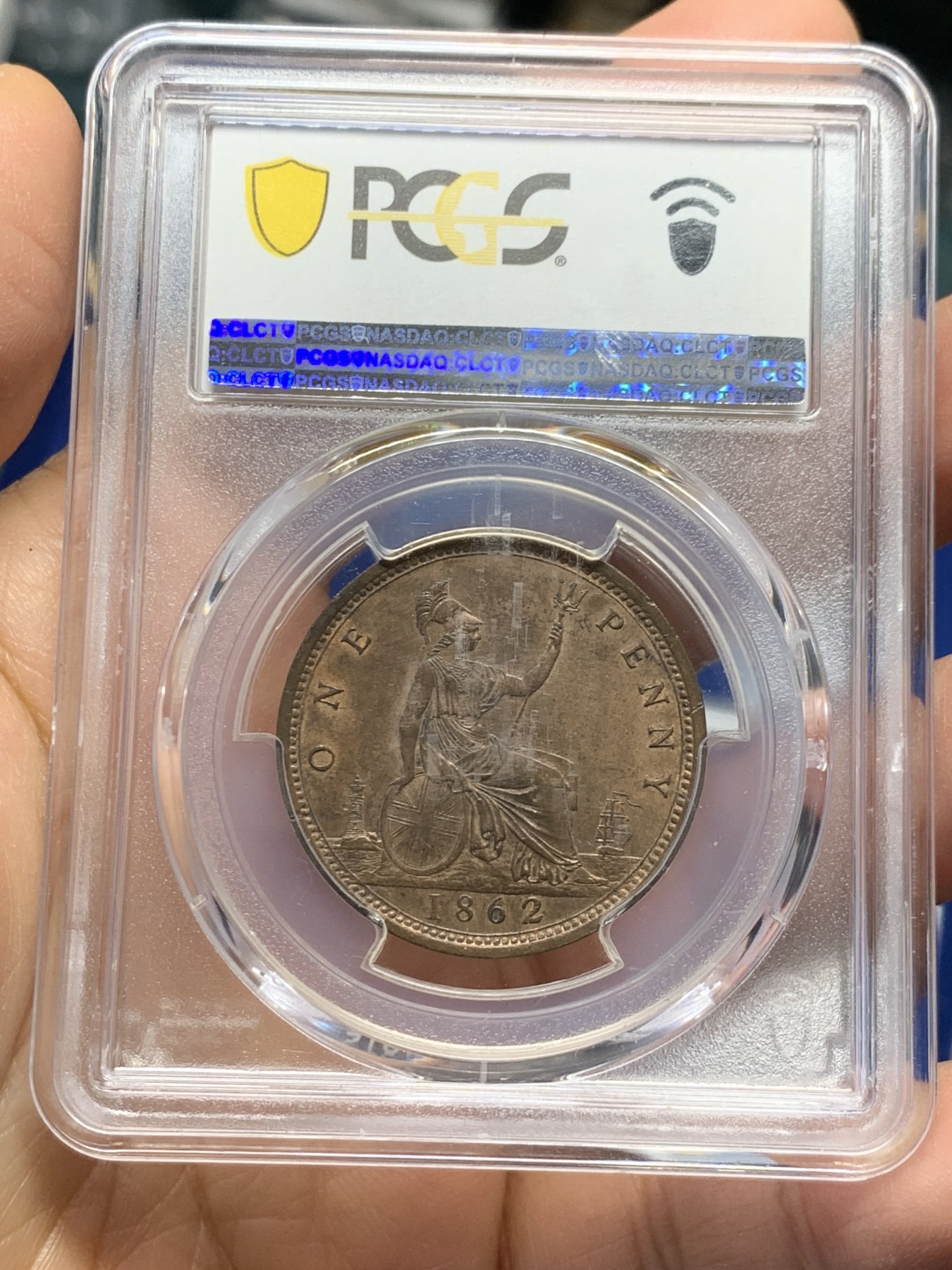 《竞宝斋》第240场-周日，周一 年终尾场 (全场包邮) PCGS-MS63BN 1862年英国维多利亚女王1便士铜币，少妇版。细节最精细的一版便士，盒子轻微模糊，底板打制优异，发丝堪称纤毫毕现，小维优雅动人。大英帝国国力巅峰之作。