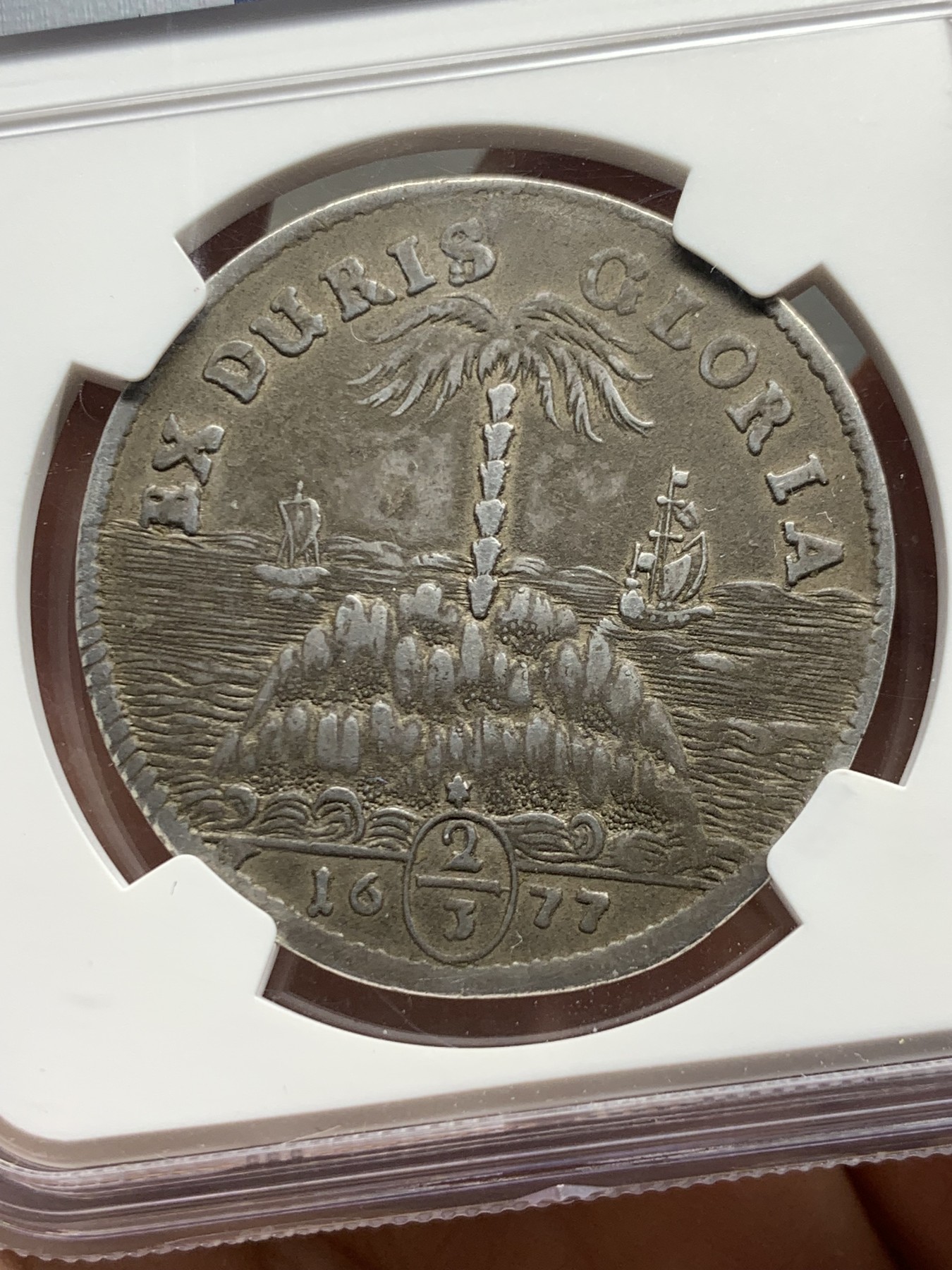 《竞宝斋》第240场-周日，周一 年终尾场 (全场包邮) NGC VFD 德国 1677年 三分之二泰勒 银币 神圣罗马帝国布伦瑞克卡伦伯格非常稀有版 背一座岛椰树以及两艘船 以及一句大航海时代谚语 仅二位数存世量