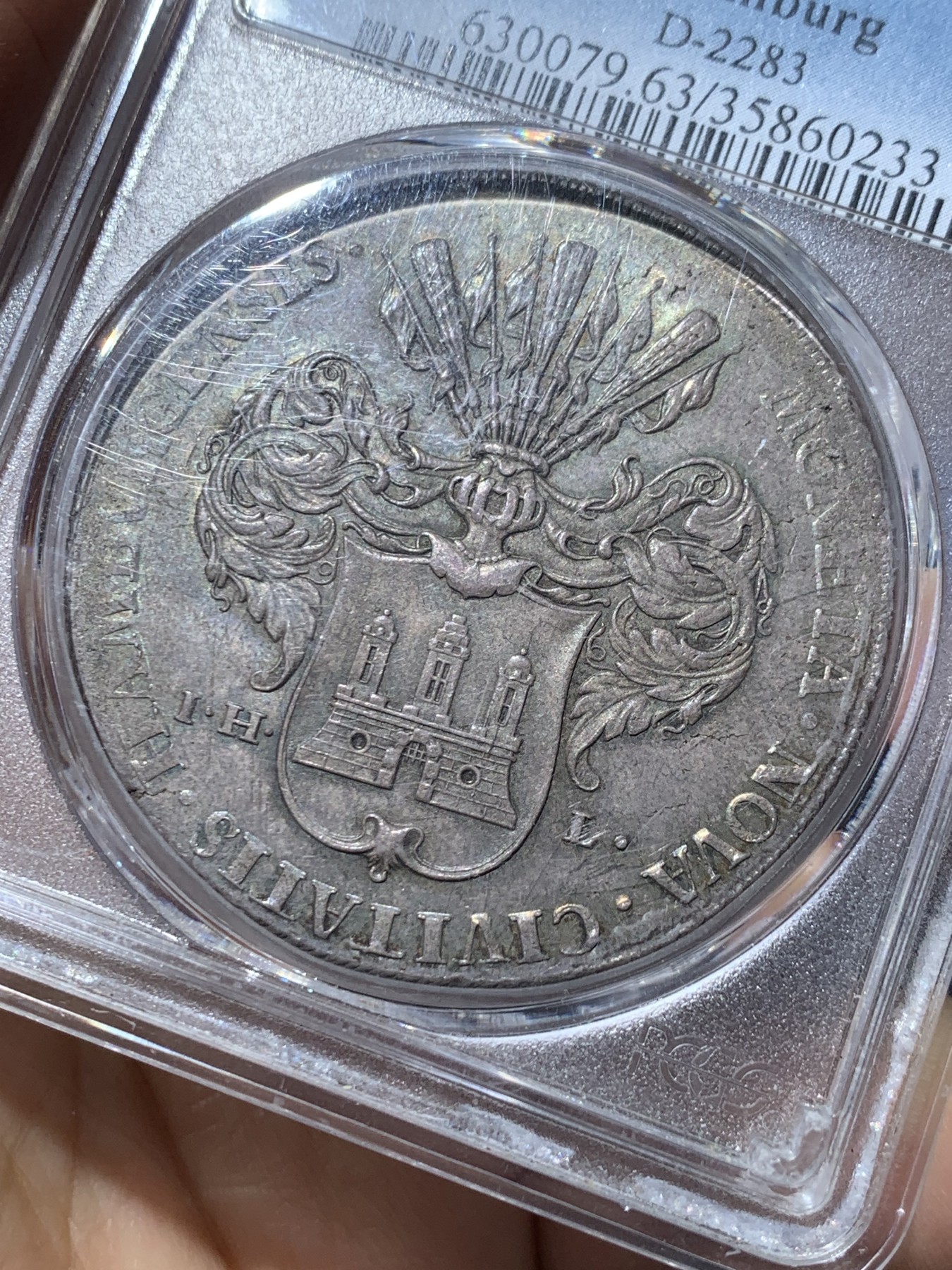 《竞宝斋》第240场-周日，周一 年终尾场 (全场包邮) PCGS-MS63亚军分 汉堡1735年泰勒银币，绝美五彩，设计精美，发行量仅有8000枚，18世纪的大泰勒仍然有出厂状态，十分难得，去年年底WAG一枚原味PCGS64分的成交价约为23000人民币，这枚少一分但有五彩包浆