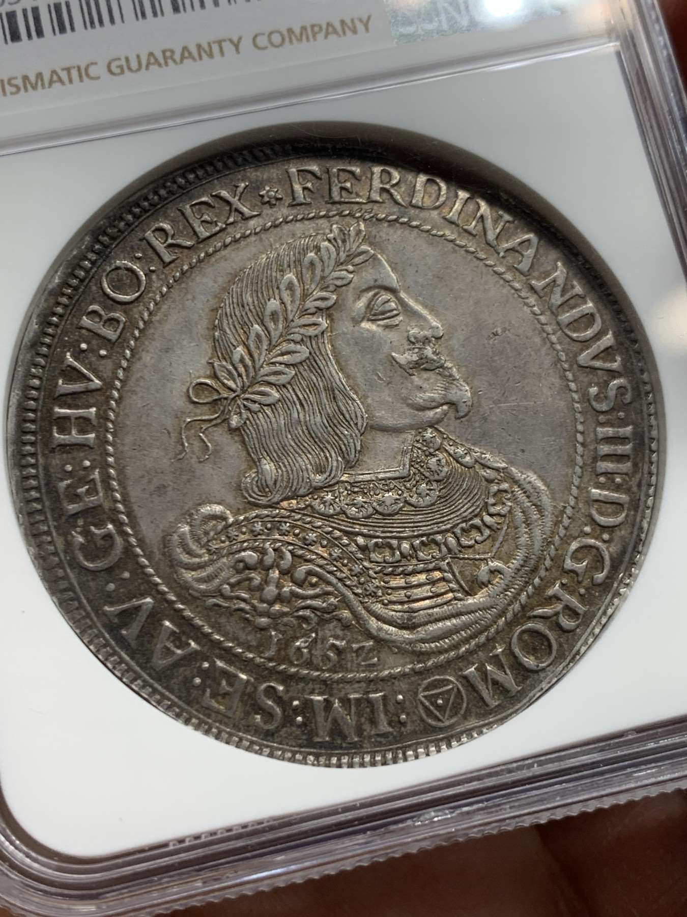 《竞宝斋》第240场-周日，周一 年终尾场 (全场包邮) NGC-AU58 1652年 神圣罗马帝国 裴迪南三世 1泰勒 大银币 原光深彩包浆，高点俱在细节佳，低评，该年份冠军分!维也纳造币厂，少见品种，猪嘴利奥波德一世的爸爸