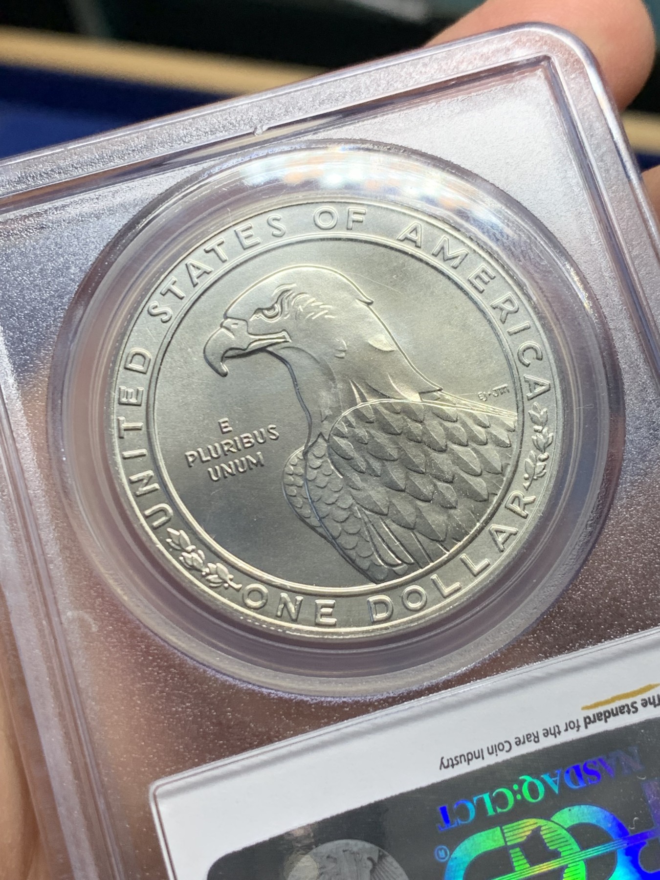 《竞宝斋》第240场-周日，周一 年终尾场 (全场包邮) PCGS-MS69 1983年美国洛杉矶奥运会掷铁饼/雄鹰1美元纪念银币，市场上常见的基本上是精制版，此币为发行量较为稀少的磨砂普制版，状态极佳，PC早期老盒严评无官网图，更高评级数量才140枚。