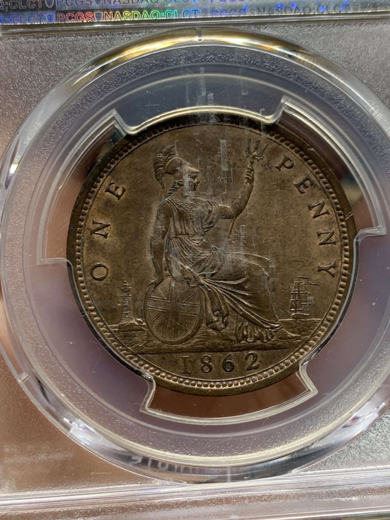 《竞宝斋》第240场-周日，周一 年终尾场 (全场包邮) PCGS-MS63BN 1862年英国维多利亚女王1便士铜币，少妇版。细节最精细的一版便士，盒子轻微模糊，底板打制优异，发丝堪称纤毫毕现，小维优雅动人。大英帝国国力巅峰之作。