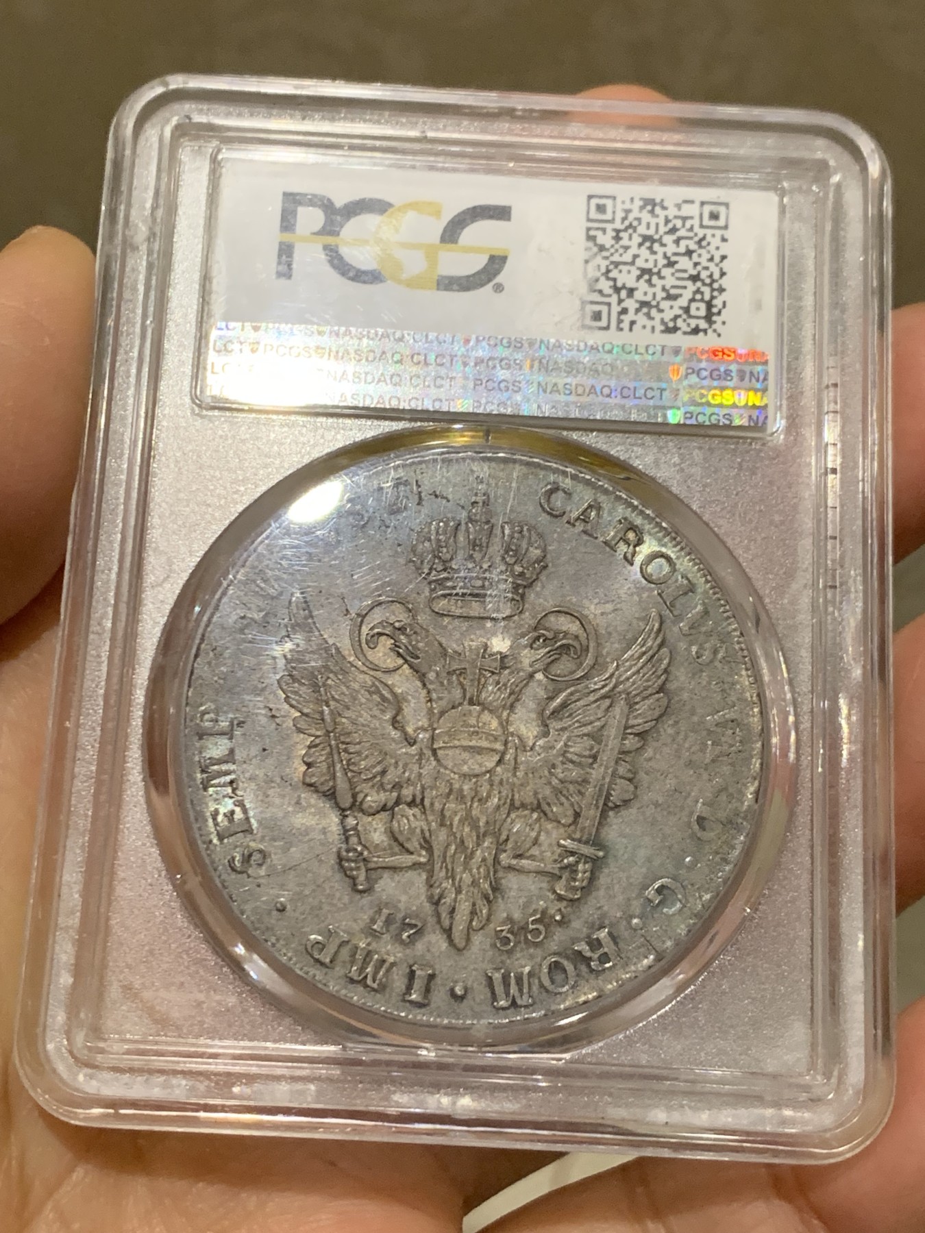 《竞宝斋》第240场-周日，周一 年终尾场 (全场包邮) PCGS-MS63亚军分 汉堡1735年泰勒银币，绝美五彩，设计精美，发行量仅有8000枚，18世纪的大泰勒仍然有出厂状态，十分难得，去年年底WAG一枚原味PCGS64分的成交价约为23000人民币，这枚少一分但有五彩包浆