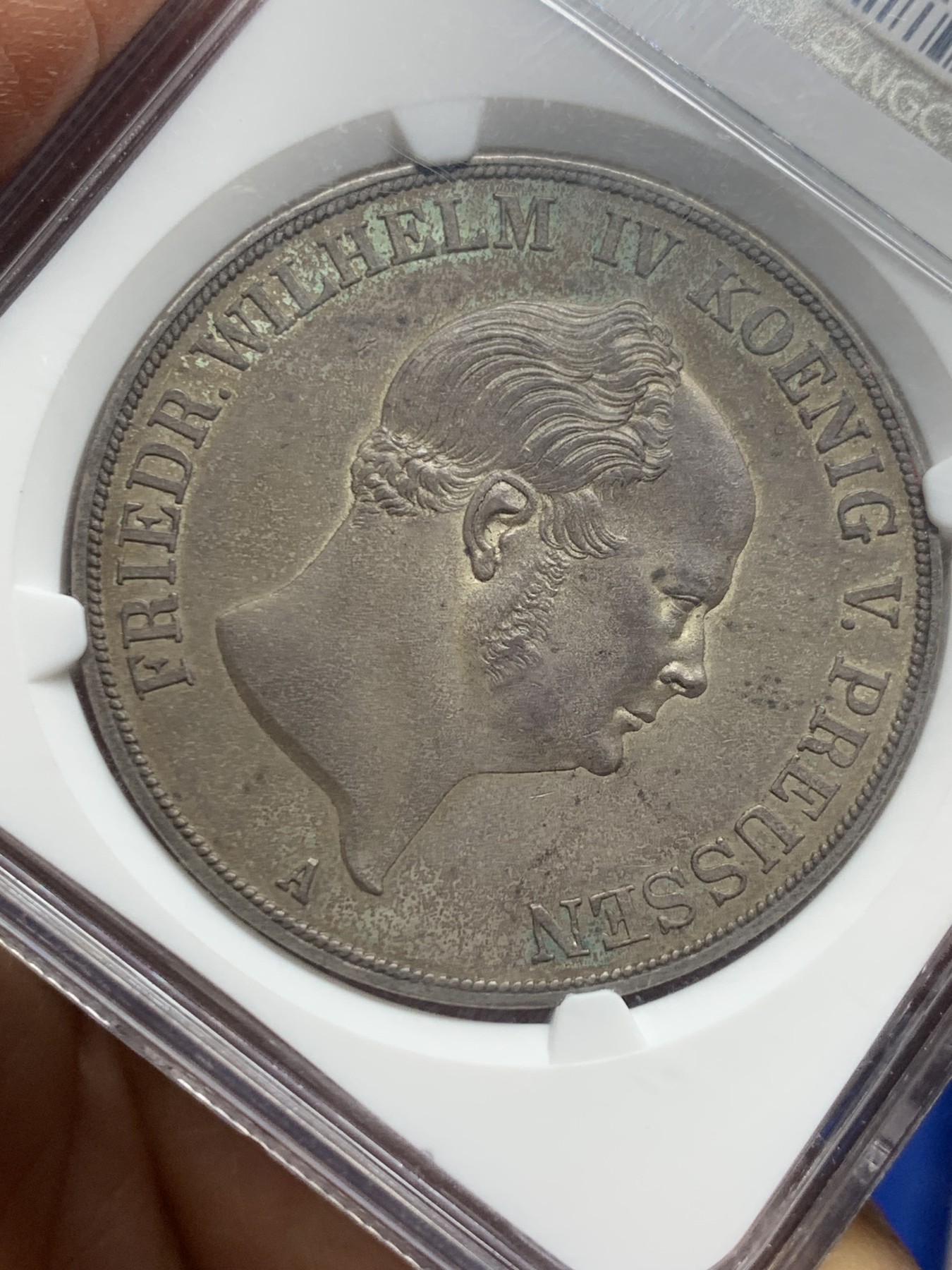 《竞宝斋》第240场-周日，周一 年终尾场 (全场包邮) NGC MS63 德国1855普鲁士 洋葱头 2泰勒大窗帘银币 老盒封装双面深彩 均匀的灰绿包浆 难得状态