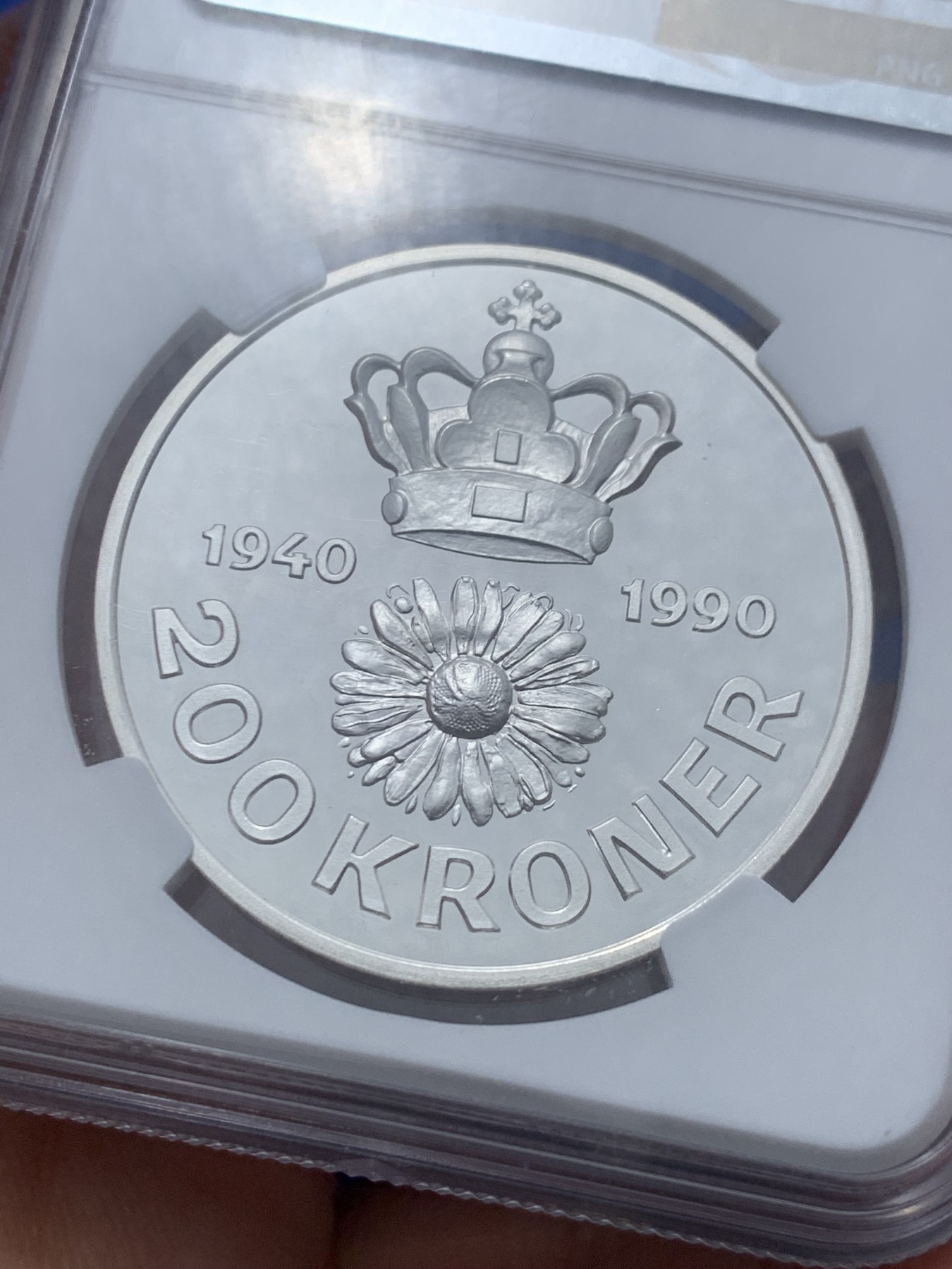 《竞宝斋》第240场-周日，周一 年终尾场 (全场包邮) NGC-MS68 1990年丹麦女王玛格丽特二世50寿辰200克朗银币，直径38mm，重31.1g，800银，发行量100855枚。二枚最高分之一，状态不错。