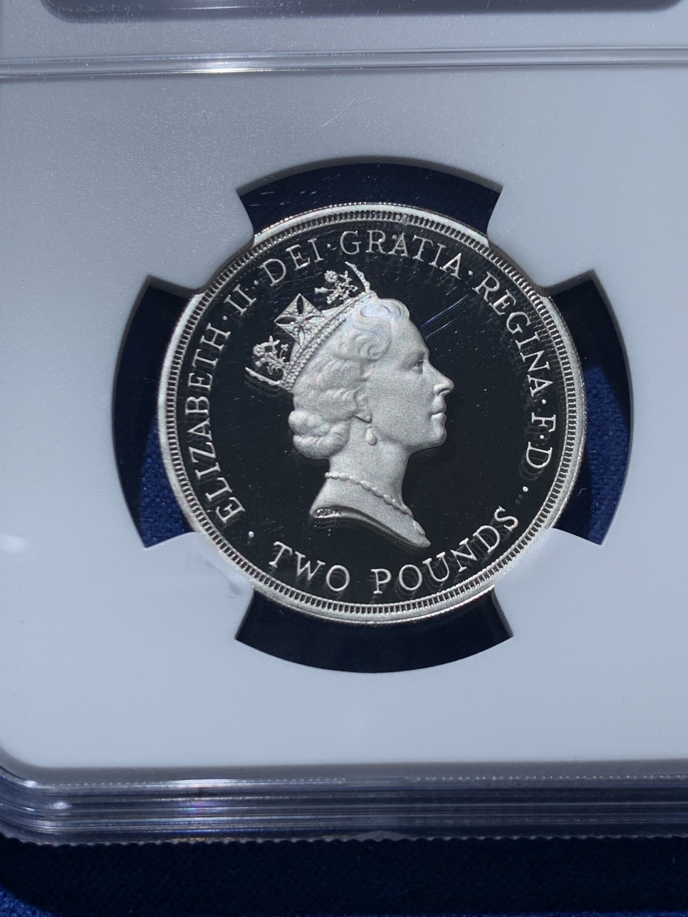 《竞宝斋》第240场-周日，周一 年终尾场 (全场包邮) NGC-PF65UC 英国 1995年 和平鸽二战结束纪念银币 2英镑 感觉低评 附原盒（绿色）