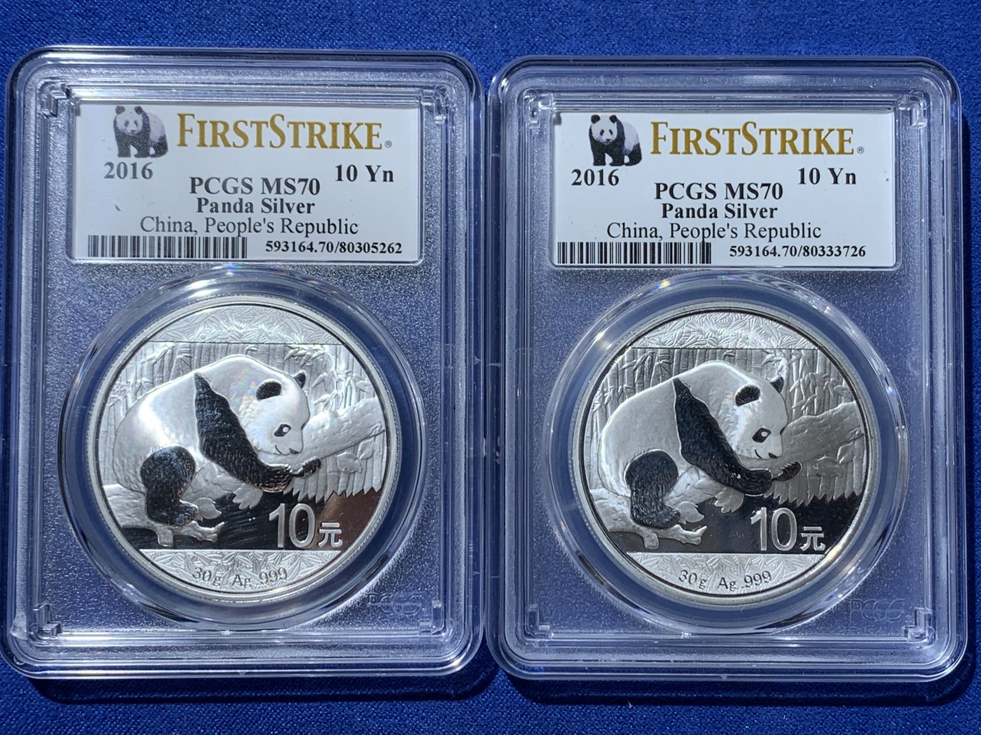 《竞宝斋》第240场-周日，周一 年终尾场 (全场包邮) 两枚一组 PCGS MS70 满分 中国2016年熊猫银币一对，初铸版带初打标