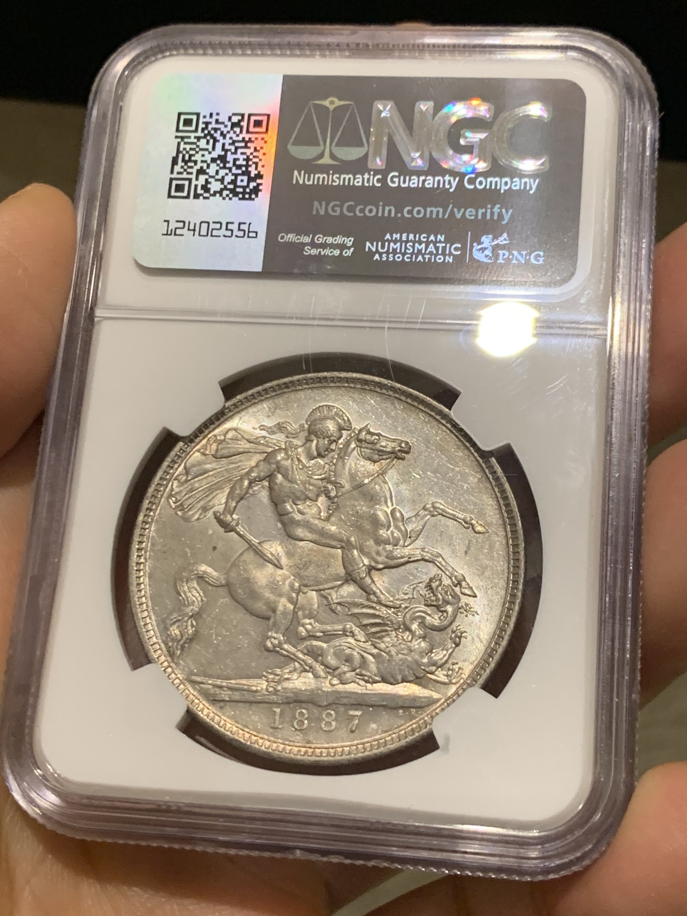 《竞宝斋》第240场-周日，周一 年终尾场 (全场包邮) NGC MS62 英国 1887年 1克朗 马剑银币 淡彩包浆 品相很不错