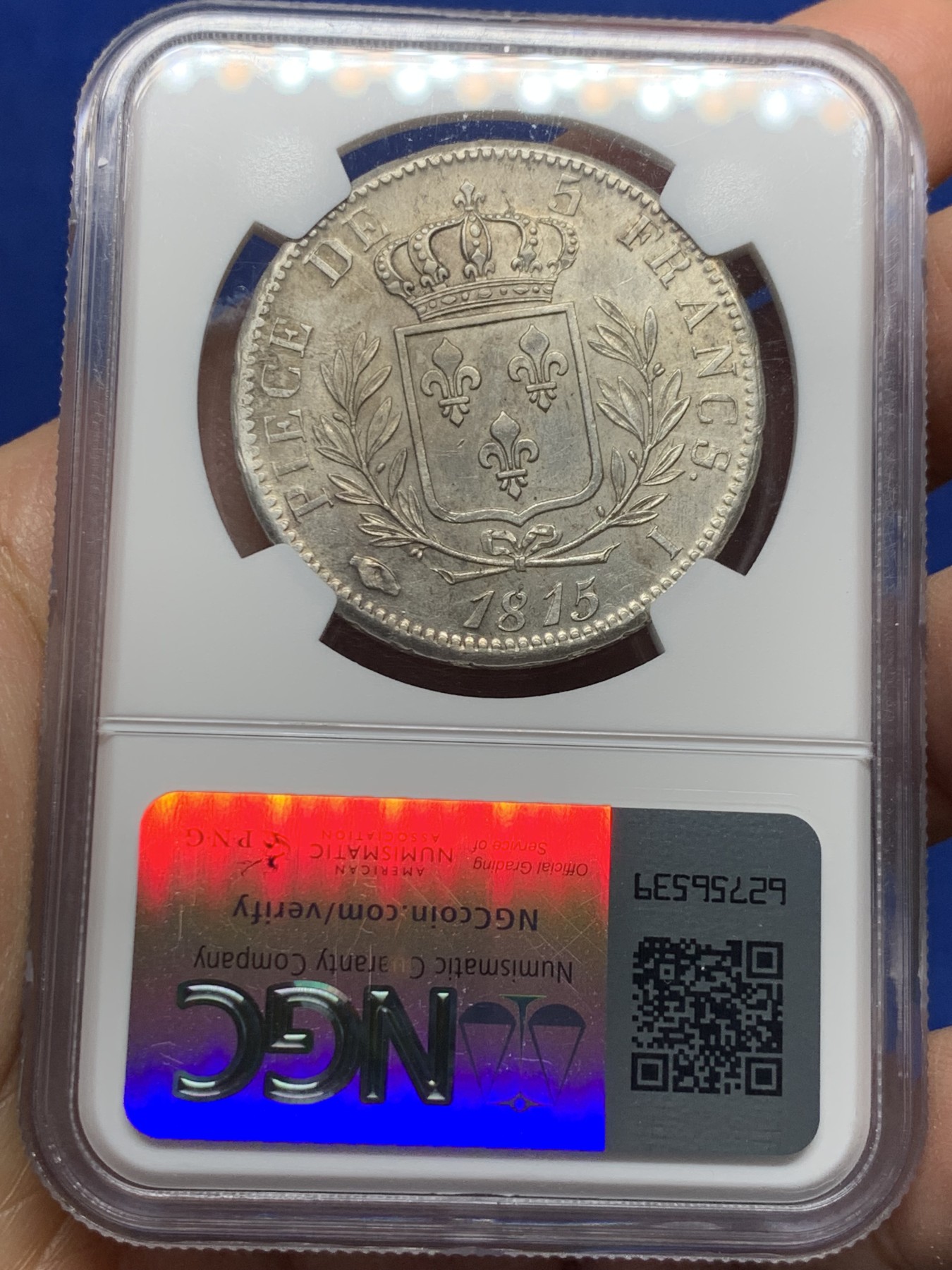 《竞宝斋》第240场-周日，周一 年终尾场 (全场包邮) NGC AU58 唯一冠军分 法国1815年路易十八戎装版5法郎银币，拿破仑百日王朝回归同年，为战争期间好品罕见，比常见1814更珍稀。I厂利摩日 银光细节状态都很难得